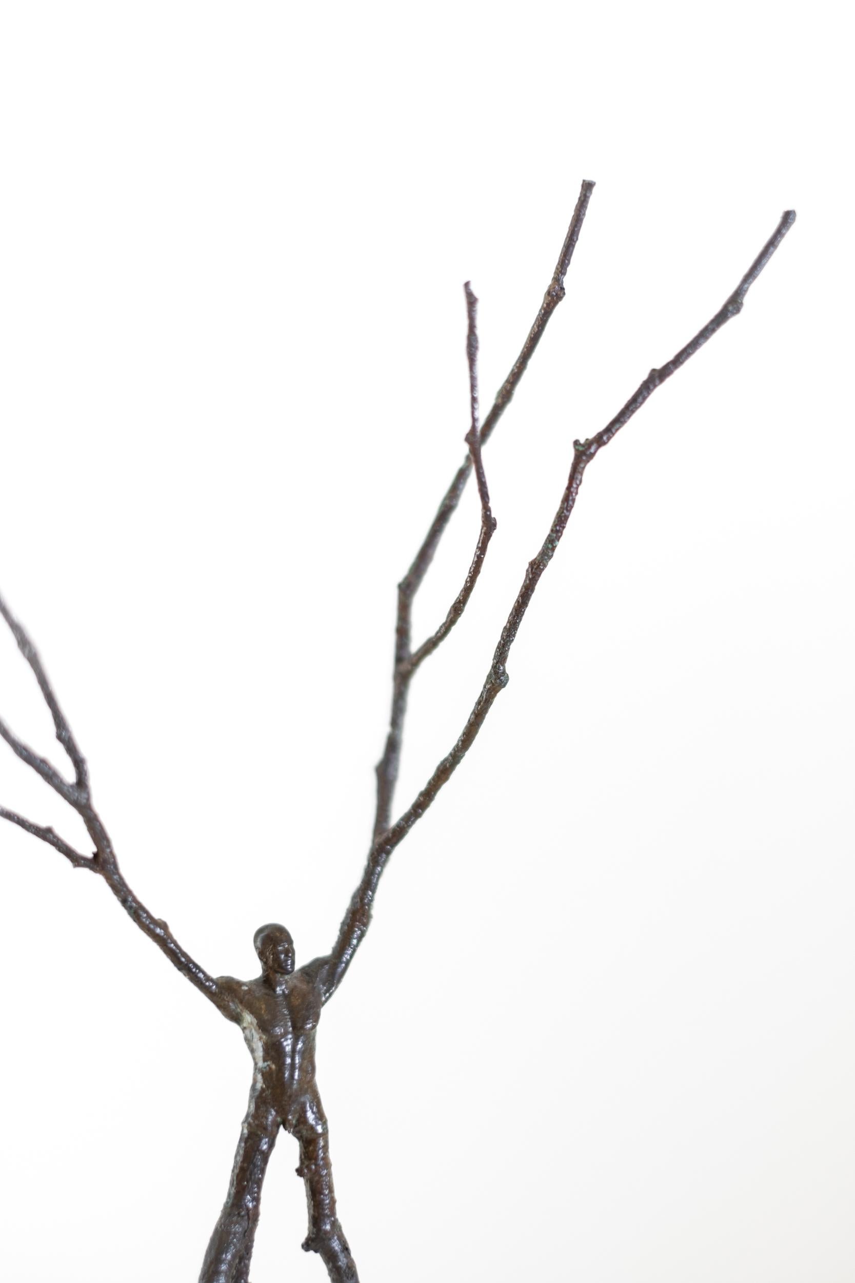 Apuntalamiento caprichoso - escultura surrealista, abstracta, figurativa masculina, bronce en venta 4