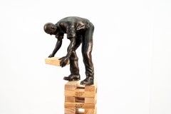 Work/Play Balance – hoch, erzählerisch, figurativ, männlich, Bronze, Holz, Skulptur