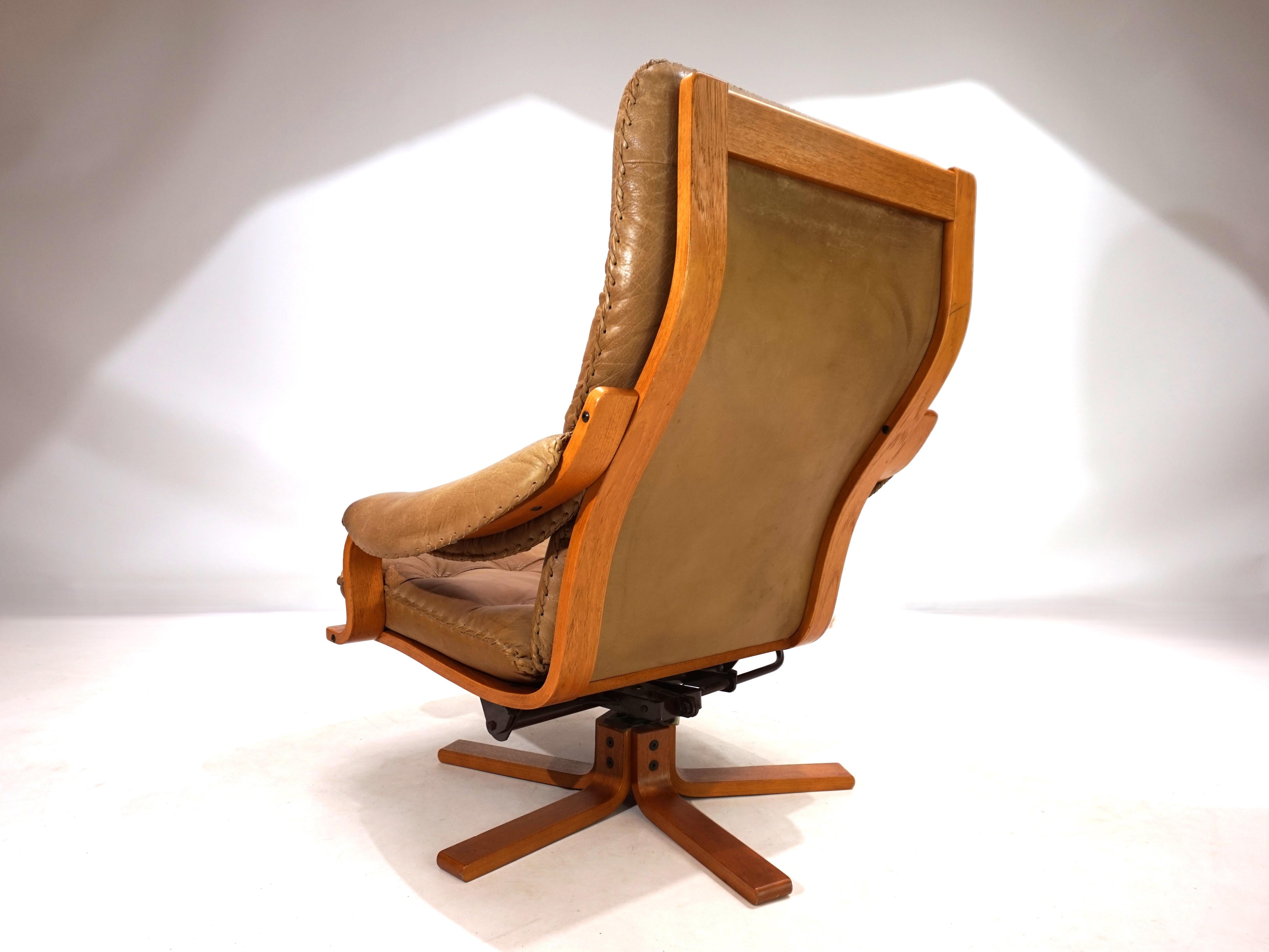 Fauteuil classique en cuir de P. Schultz, Danemark. Le fauteuil a été fabriqué à partir de cuir de cou de haute qualité et montre son caractère artisanal dans le laçage en cuir des coins. Le cuir et le laçage sont en très bon état avec une patine