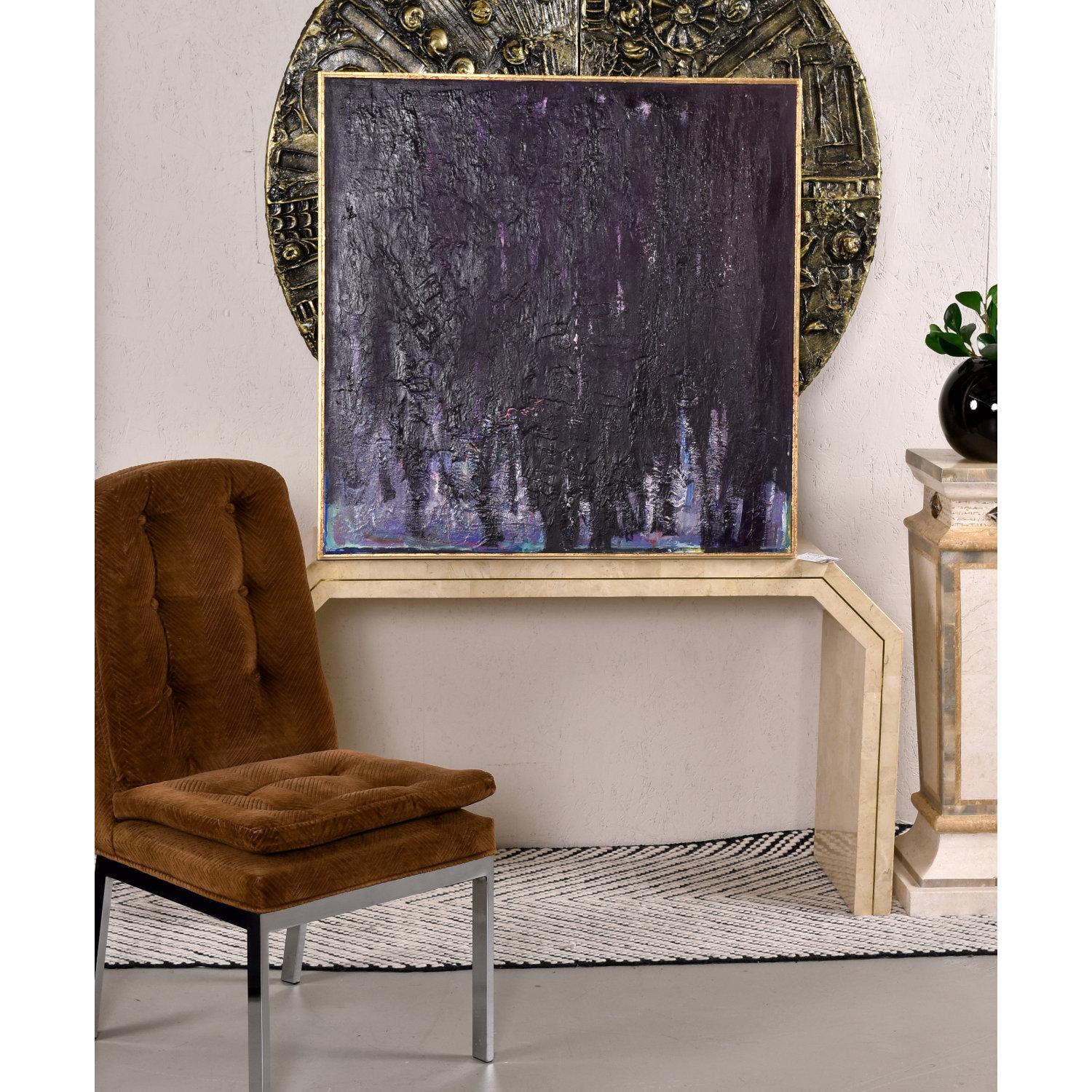Questo dipinto astratto Color Field, dalla texture ricca, presenta un campo di colore viola melanzana intenso, con toni lavanda e pervinca che si infrangono nell'oscurità. La superficie stratificata e screpolata impiega l'impasto per creare una