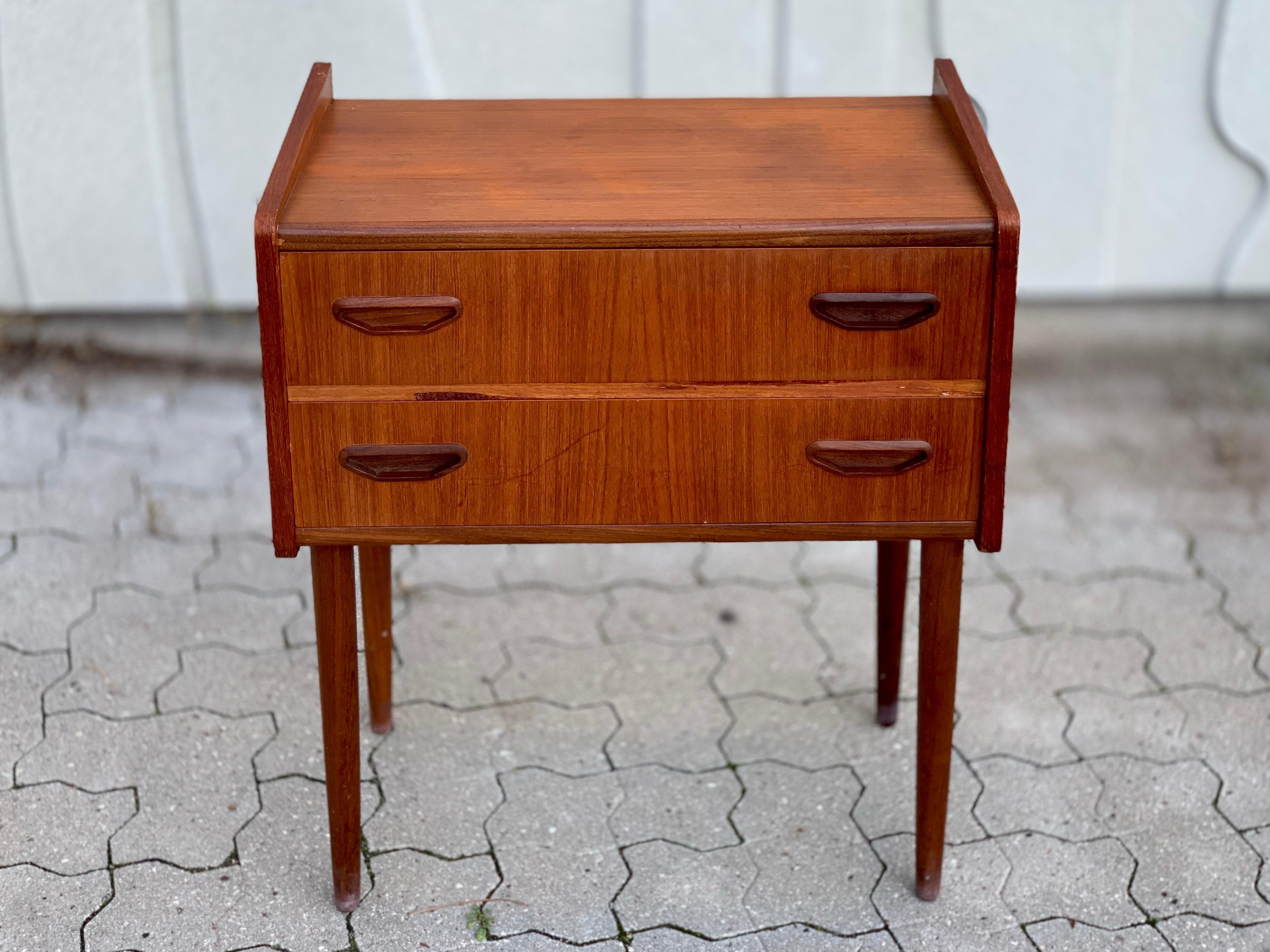 Nightstand / entrance piece featuring two drawers. Manufactured by P Westergaard Møbelfabrik. Denmark, 1960s

Measures: H 67, W 58, D 33 cm.