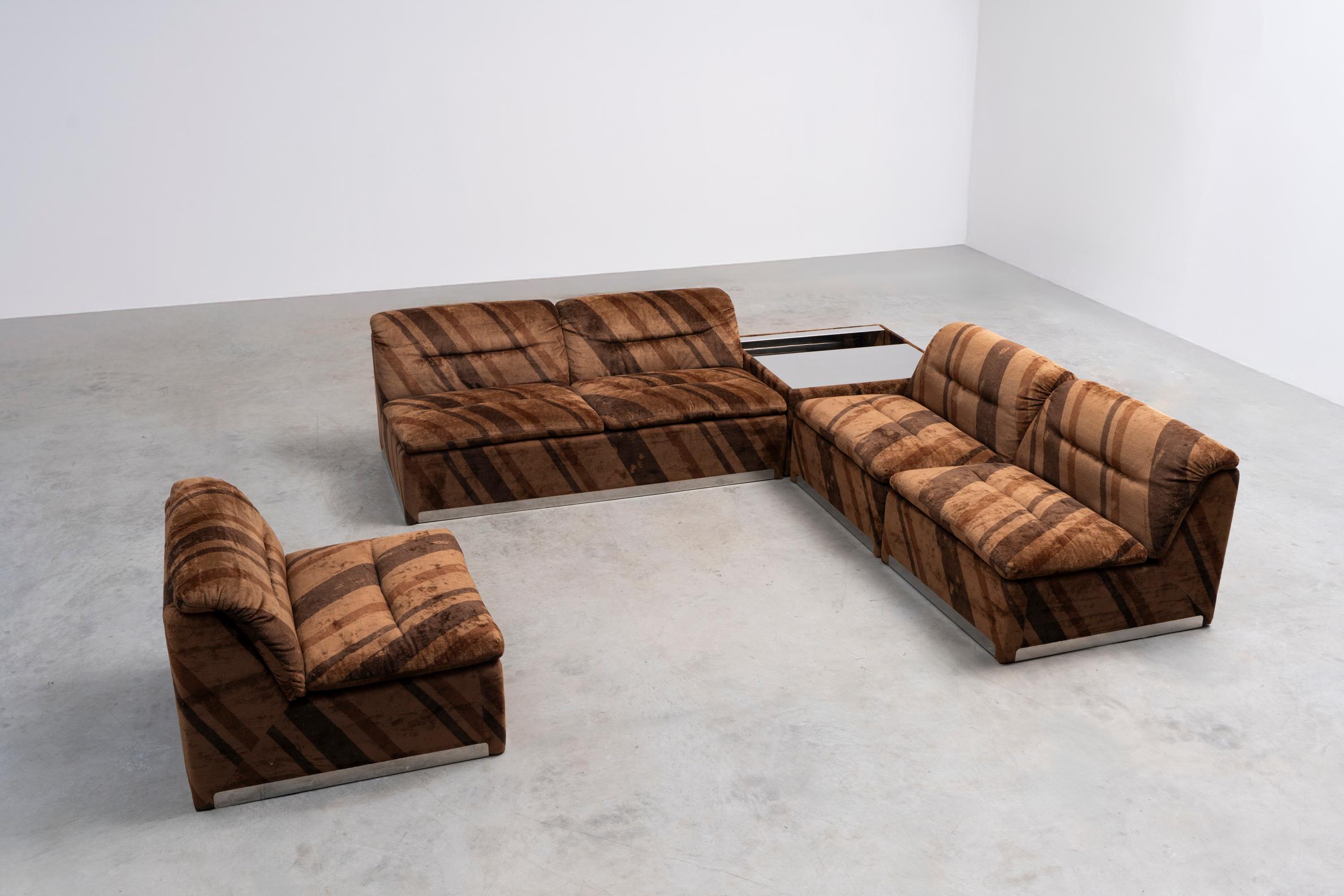 P10 modular sofa and matching coffee table designed by Giovanni Offredi for Proposals (Saporiti) Italy. The set is still upholstered in its original mohair velvet. It consists of a two-seater sofa, three single seats and a square coffee table with a
