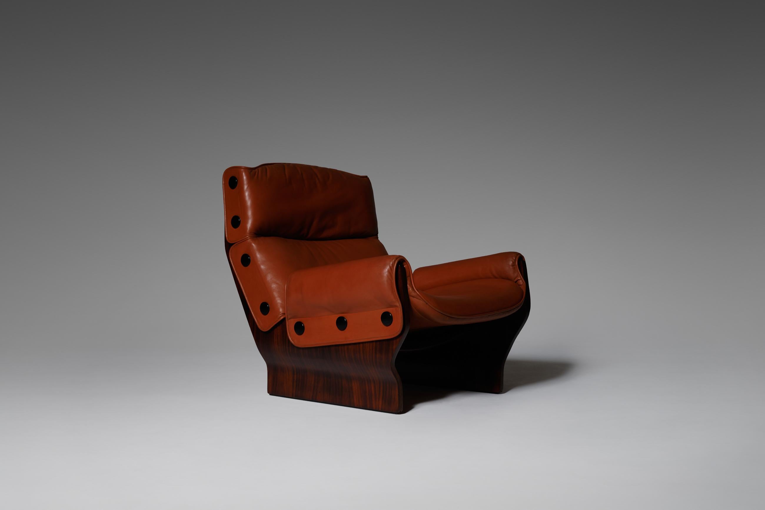 P110 'Canada' lounge chair by Osvaldo Borsani for Tecno, Italy 1965. Stunning Rosewood frame and original cognac leather cushions which are attached to the frame by black polished acrylic buttons. The frame has a very nice curved base constructed