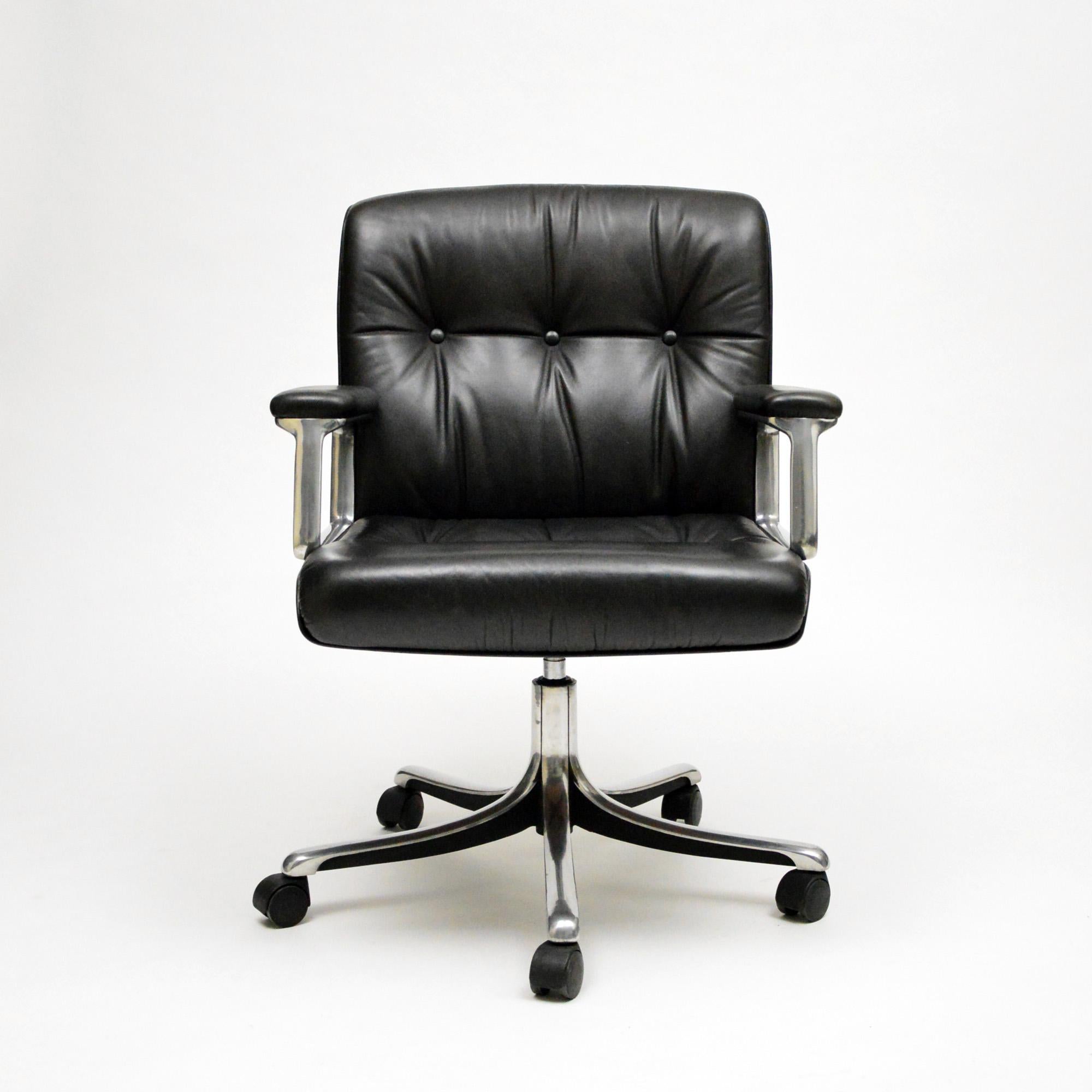 Mid-Century Modern P126 armchair Osvaldo Borsani for Tecno 1966 For Sale