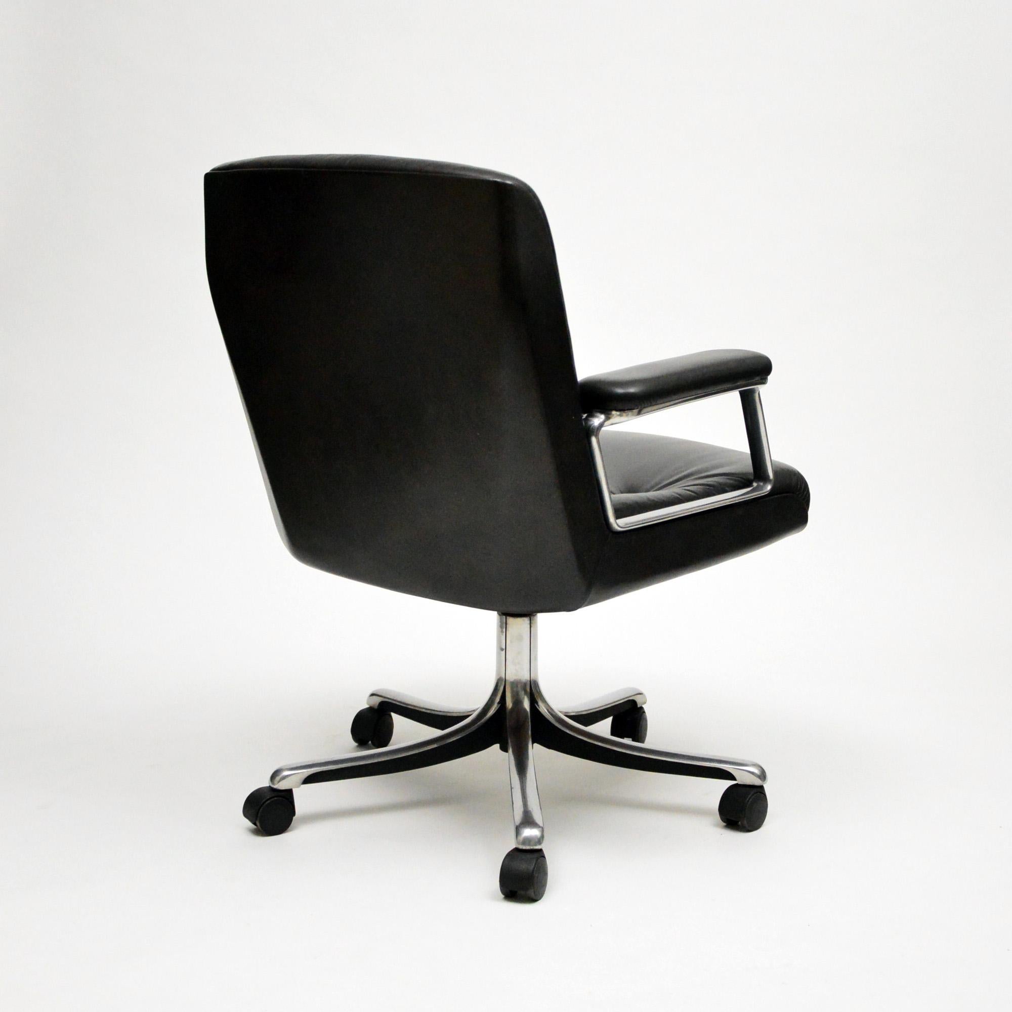 Leather P126 armchair Osvaldo Borsani for Tecno 1966 For Sale