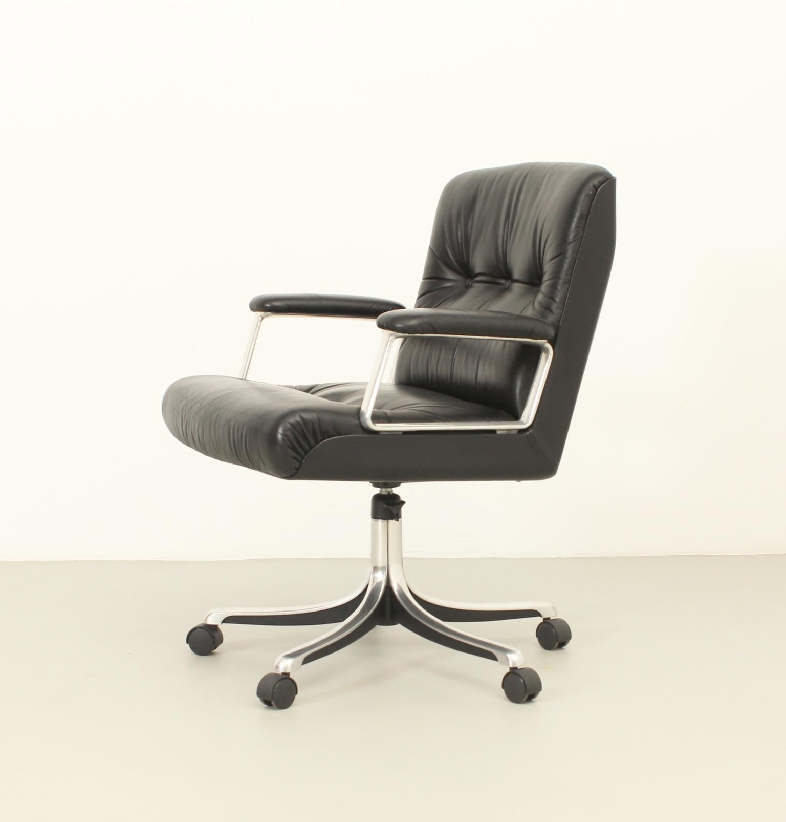 P126 office chair designed in 1966-76 by Osvaldo Borsani for Tecno, Italy. Cast aluminum with chrome-plated bases and original black leather upholstery. Swivel base with adjustable height and original casters. This is the 1976 version with the new