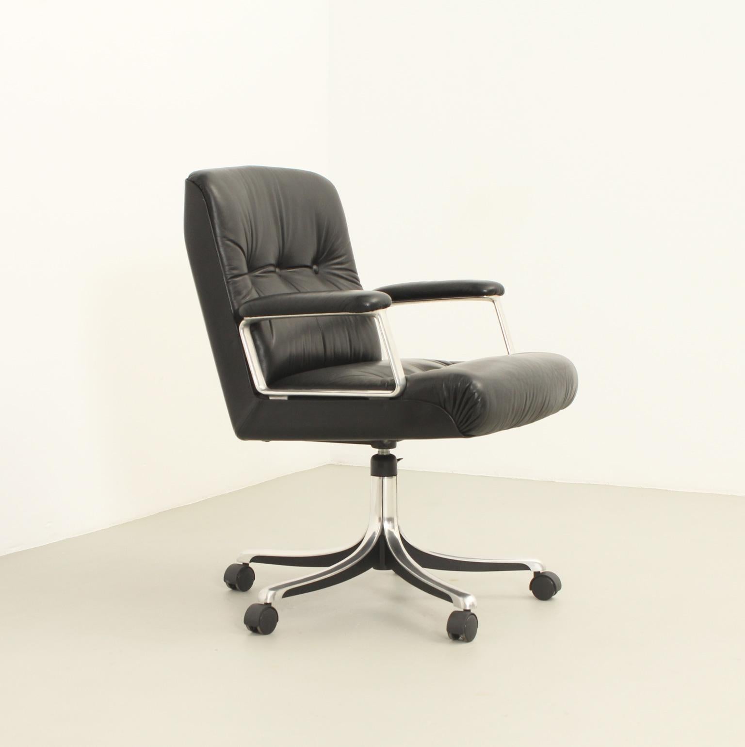 Mid-Century Modern P126 Leather Office Chair by Osvaldo Borsani for Tecno, 1976