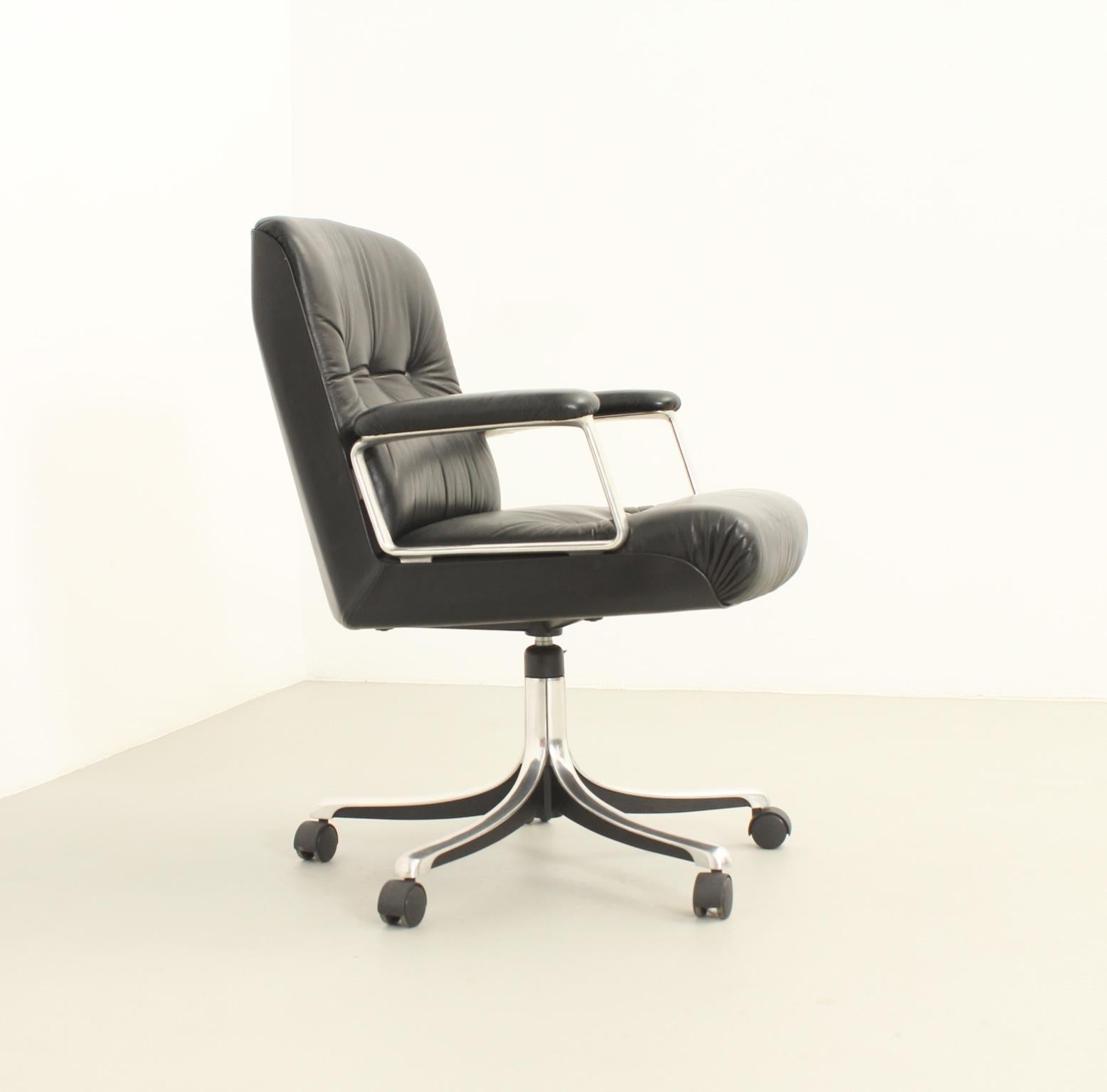 Italian P126 Leather Office Chair by Osvaldo Borsani for Tecno, 1976
