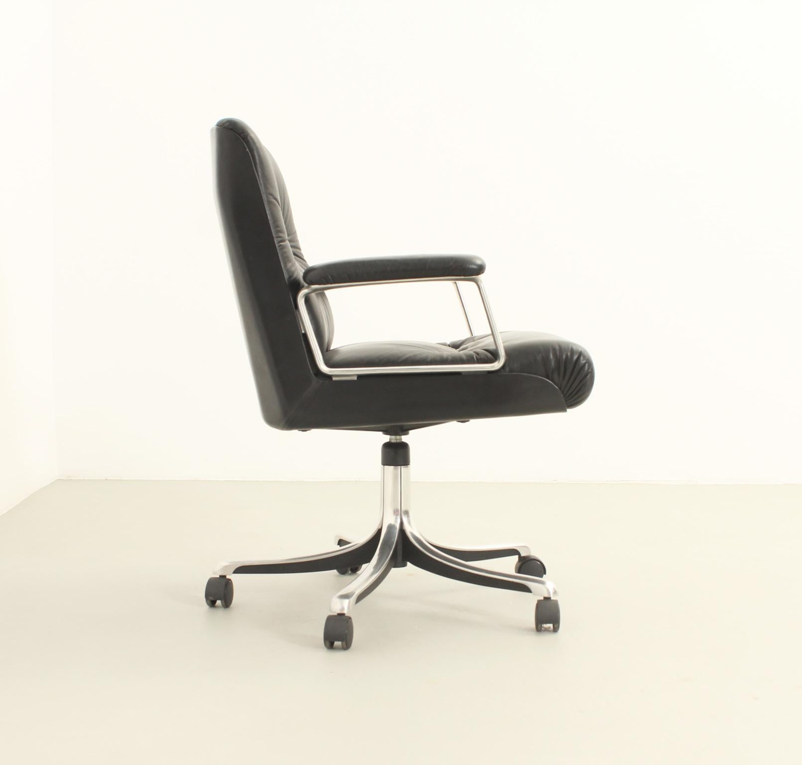 P126 Leather Office Chair by Osvaldo Borsani for Tecno, 1976 In Good Condition In Barcelona, ES