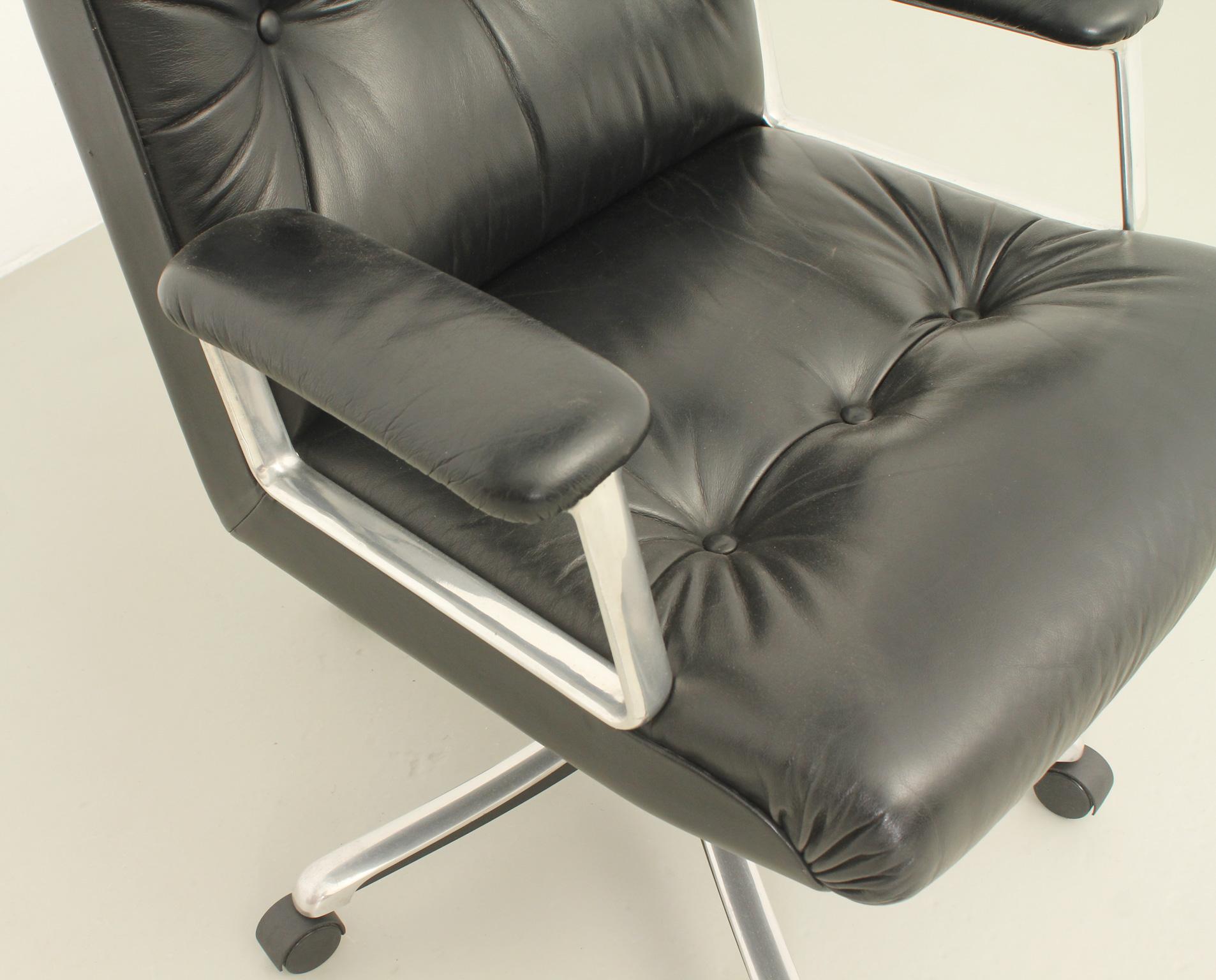 Aluminum P126 Leather Office Chair by Osvaldo Borsani for Tecno, 1976