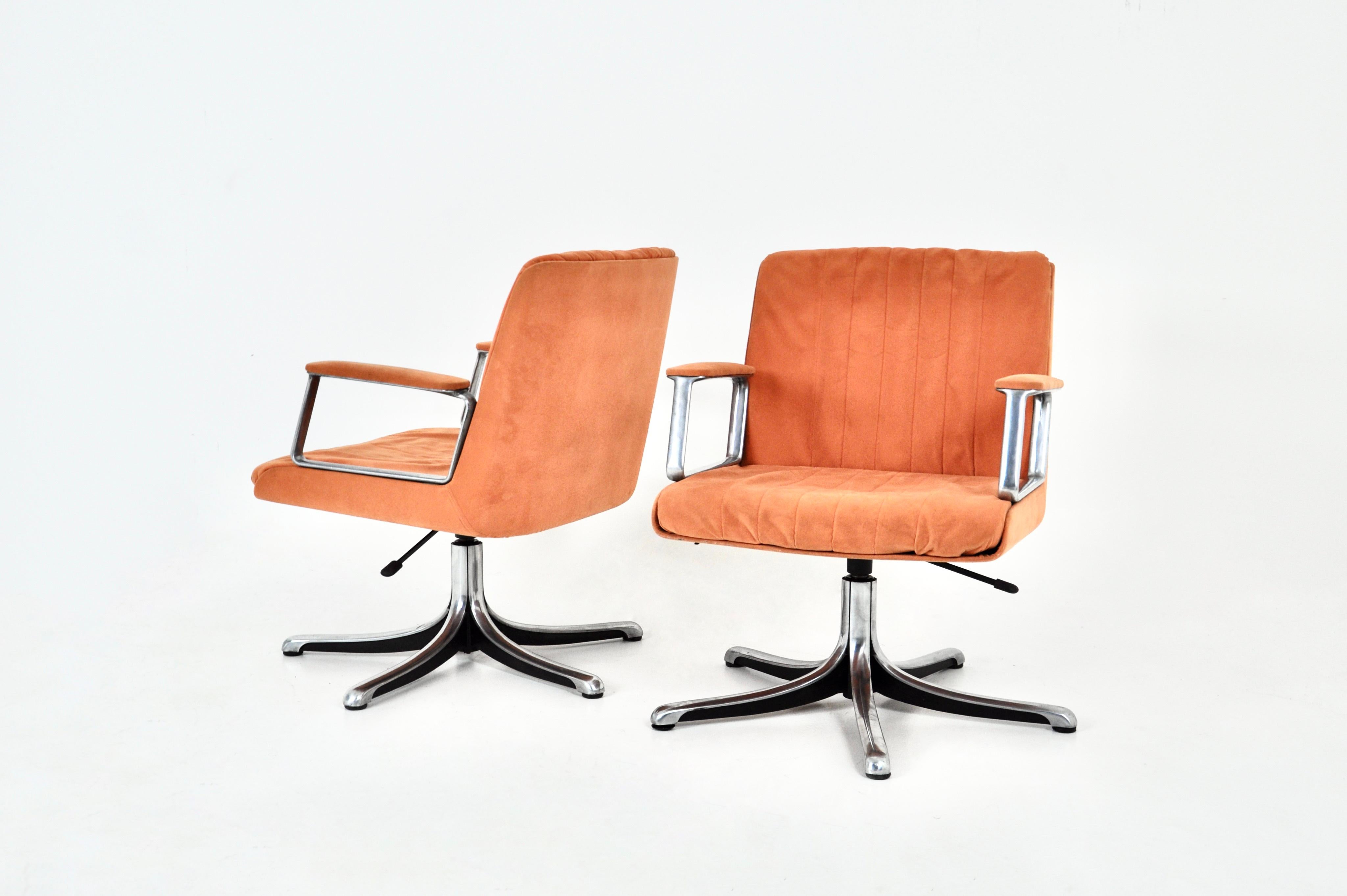 Ein Paar Bürostühle aus Stoff und Metall von Osvaldo Borsani. Höhenverstellbar.  Sitzhöhe mindestens 38 cm, maximal 44 cm. Abnutzung durch die Zeit und das Alter der Stühle.
Für den Versand, fragen Sie uns für den besten Preis zu erhalten.