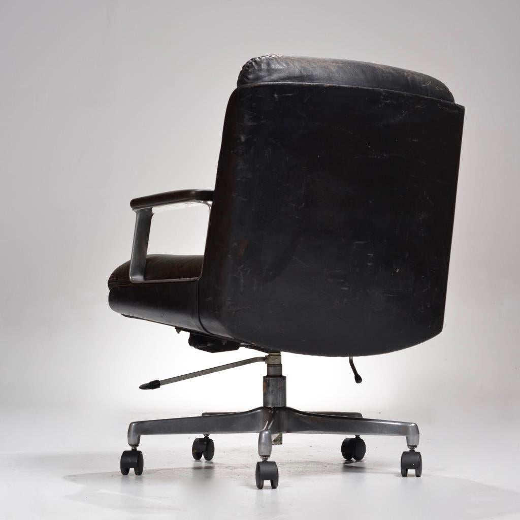 P128 Office Chair by Osvaldo Borsani for Tecno, Italy, circa 1970s In Good Condition In Los Angeles, CA