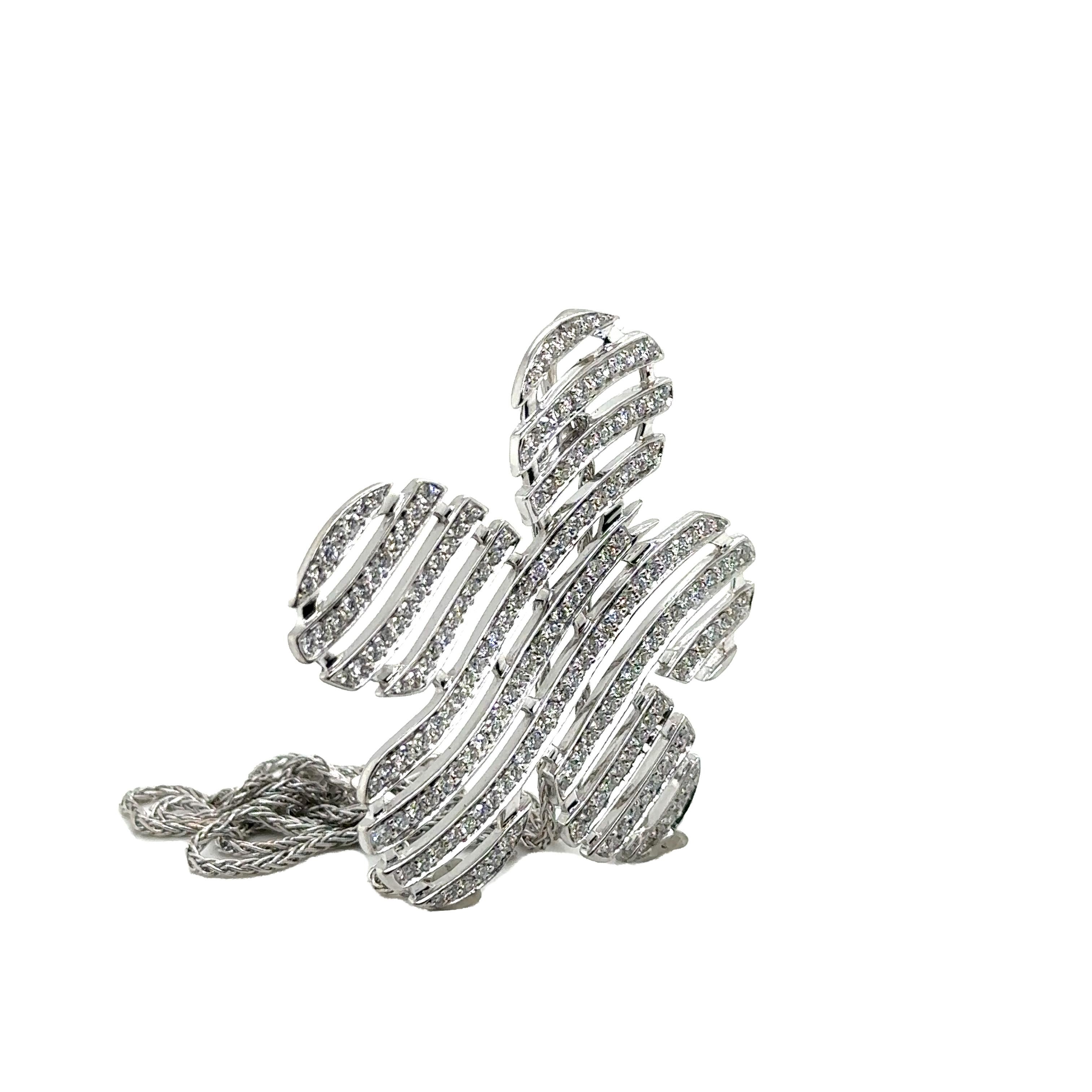 P138 - Ciondolo a forma di fiore in ORO BIANCO 18K con catenina da 16 In condizioni Nuovo in vendita a New York, NY