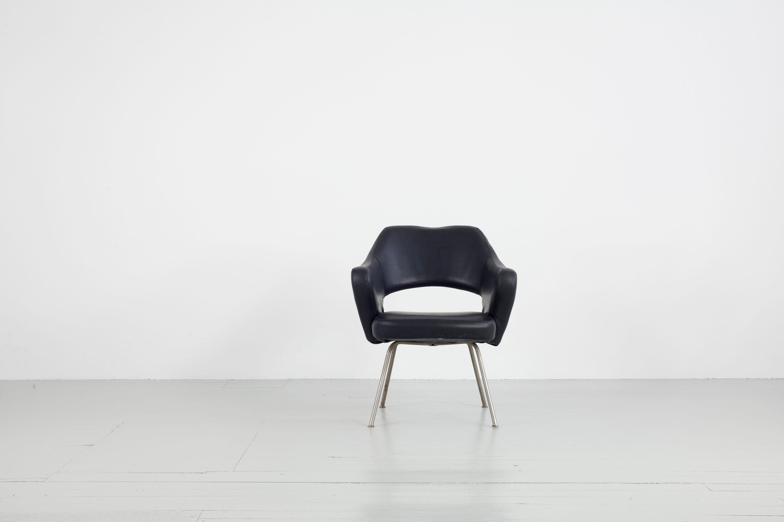 Gastone Rinaldi hat als renommierter Designer mit dem Sesselpaar 