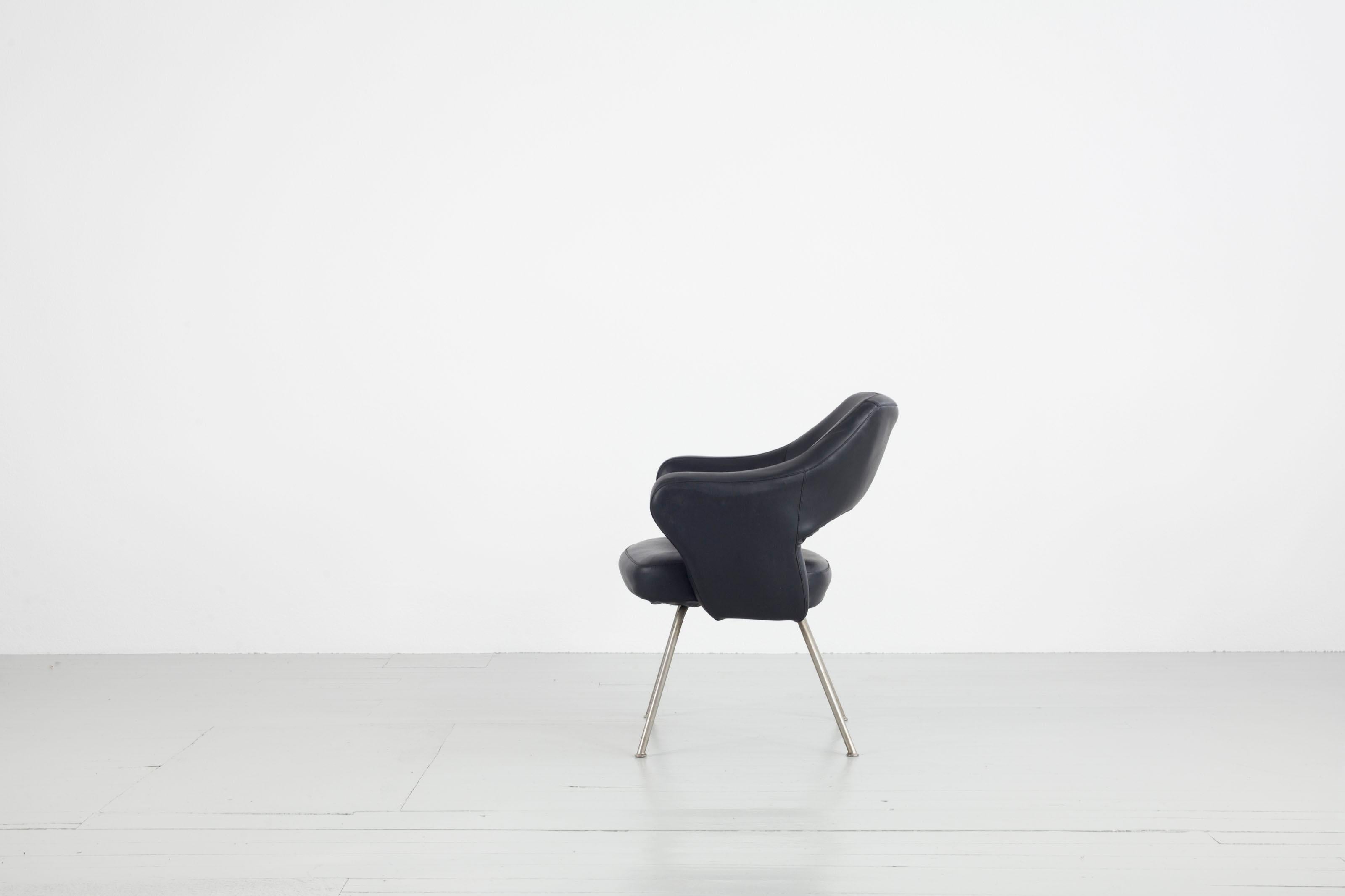 Sesselpaar „P16“, entworfen von Gastone Rinaldi und hergestellt von Rima, Italien (Kunstleder) im Angebot