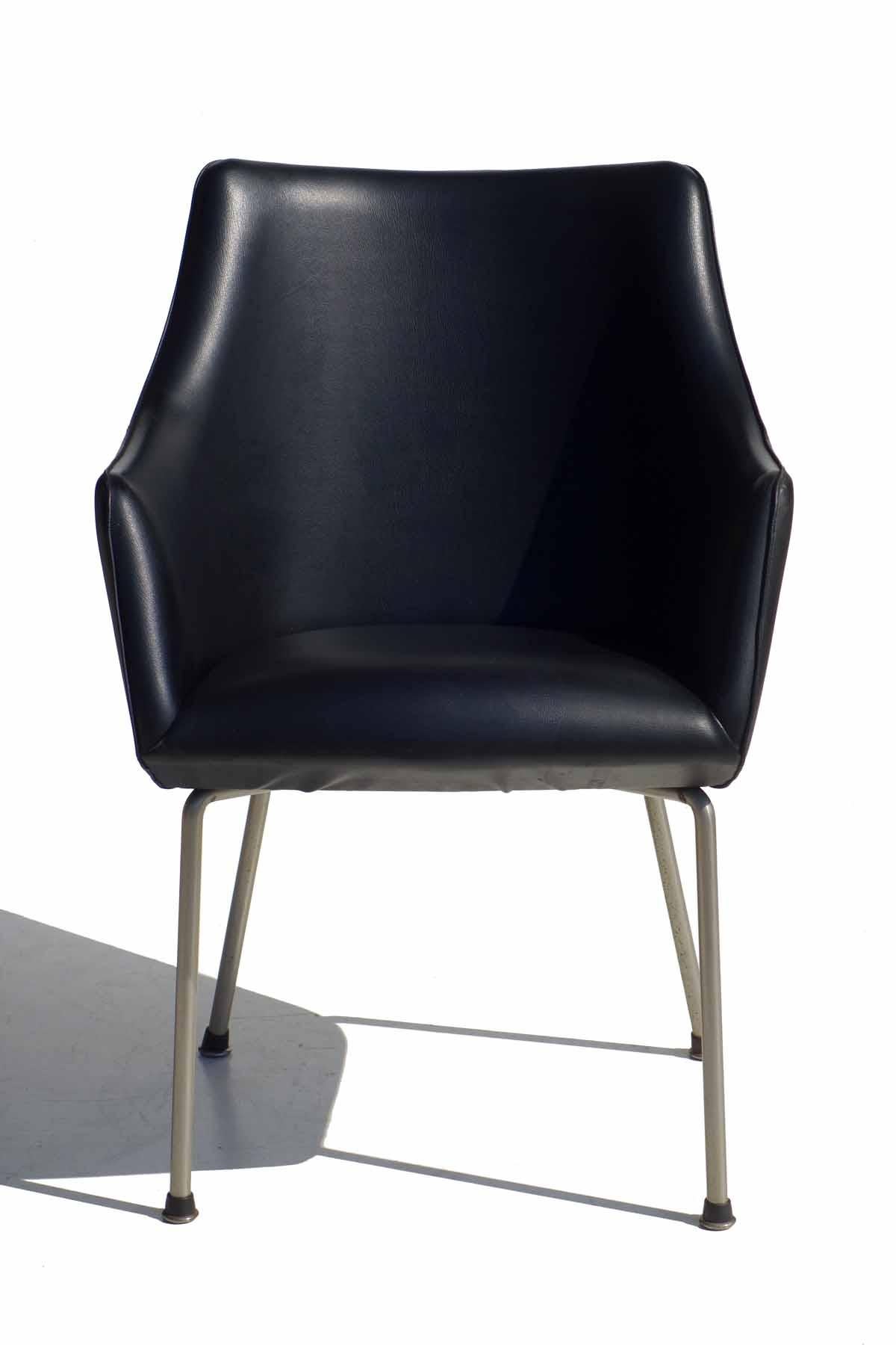 1955, Tecno
Similpelle nera e struttura in metallo.
 