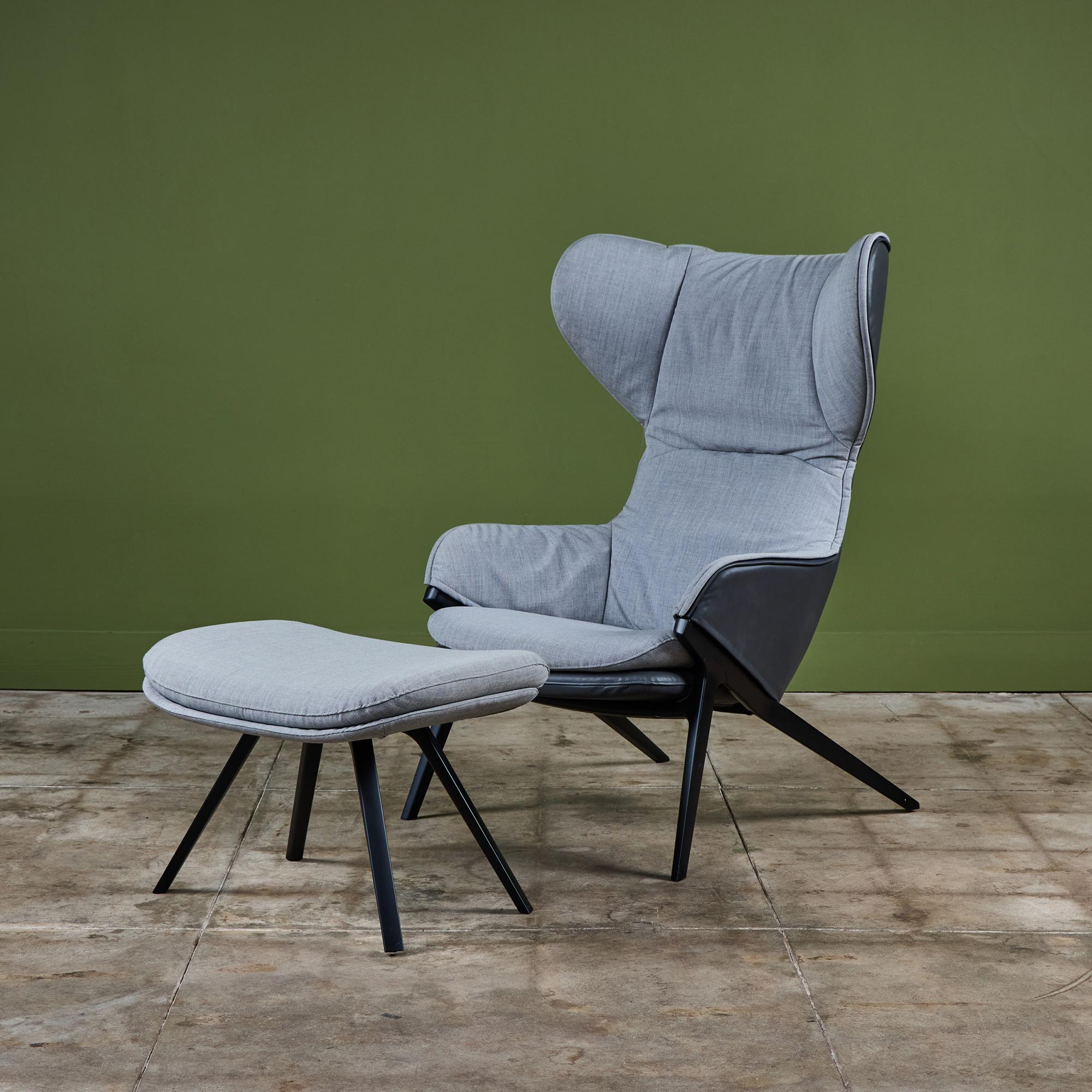 Zeitgenössischer Sessel mit Rückenlehne von Patrick Norguet für Cassina, um 2013 Italien. Der Stuhl hat einen hellgrau gepolsterten Sitz und eine Ottomane mit einem schwarz pulverbeschichteten Aluminiumrahmen. Der Loungesessel ist mit schwarzem