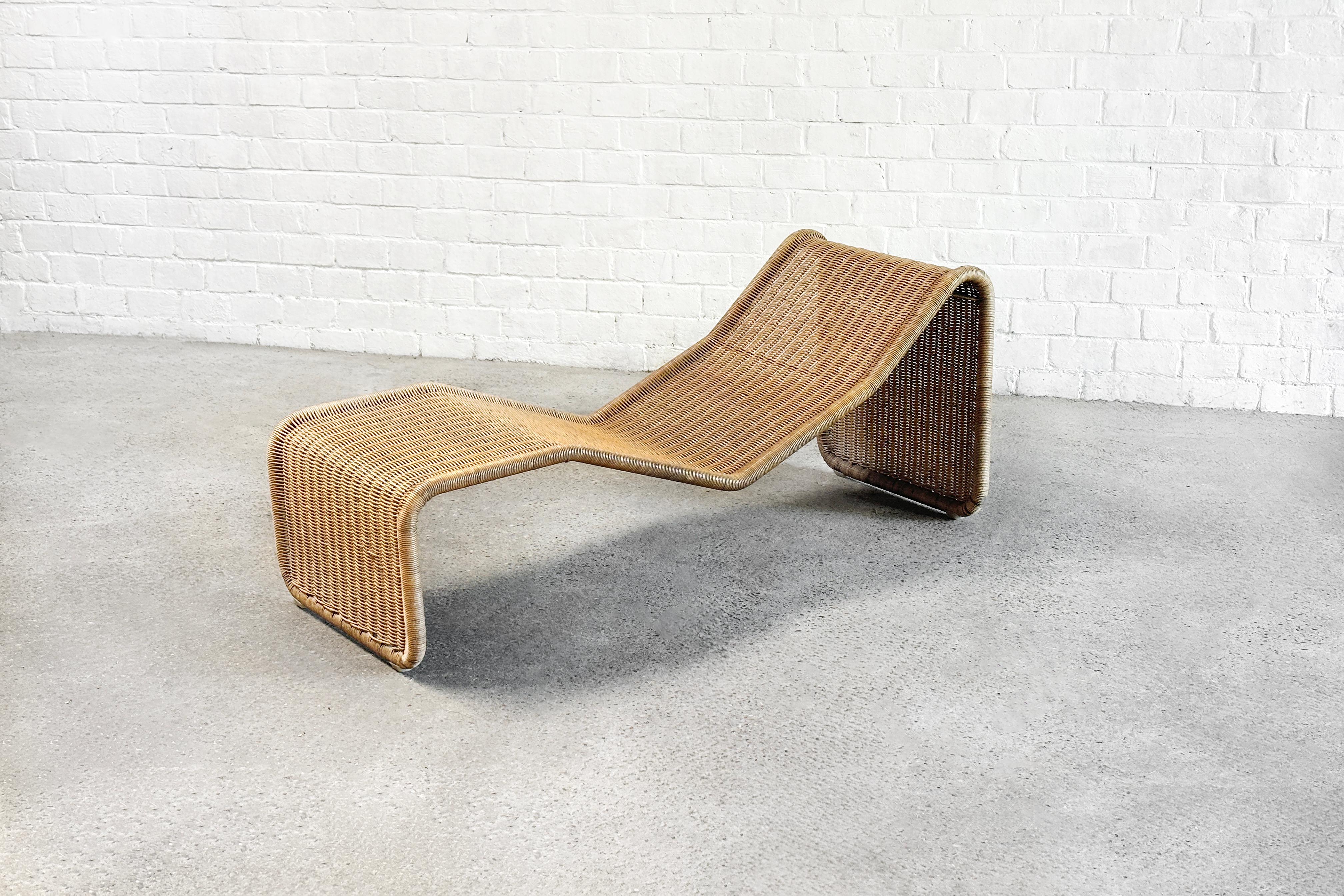 This elegant chaise lounge, designed by renowned Italian architect and designer Tito Agnoli for Pierantonio Bonacina in 1962, is a striking example of Italian modernism. Crafted with a sleek tubular metal frame, the chair is skillfully covered in