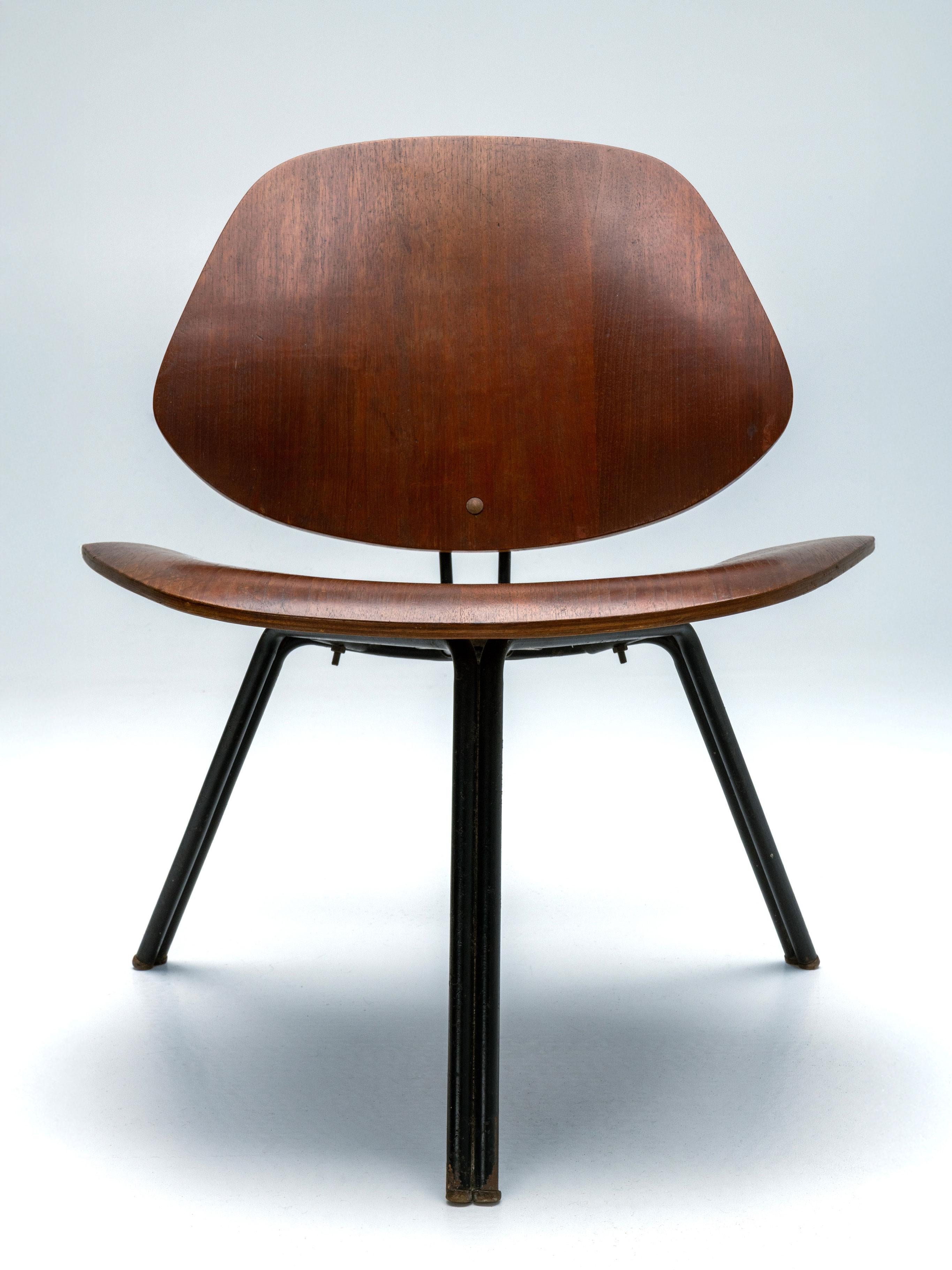 Le P31 représente parfaitement l'idéologie de Borsani en matière de design. Il s'agit d'un design pur et simple, mais rendu intéressant par un détail.

Pour cette chaise, Borsani a opté pour une base tripode, où les deux pieds avant sont liés, au