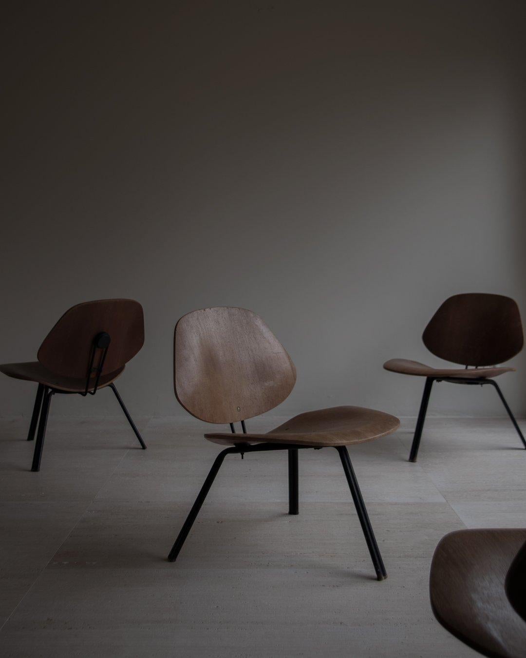 Chaises rares des années 1960 d'Osvaldo Borsani. Les chaises ont été méticuleusement restaurées pour en faire ressortir la beauté, tout en préservant la patine souhaitable et les preuves de l'âge. Pieds en acier doublés, placage teck, siège et