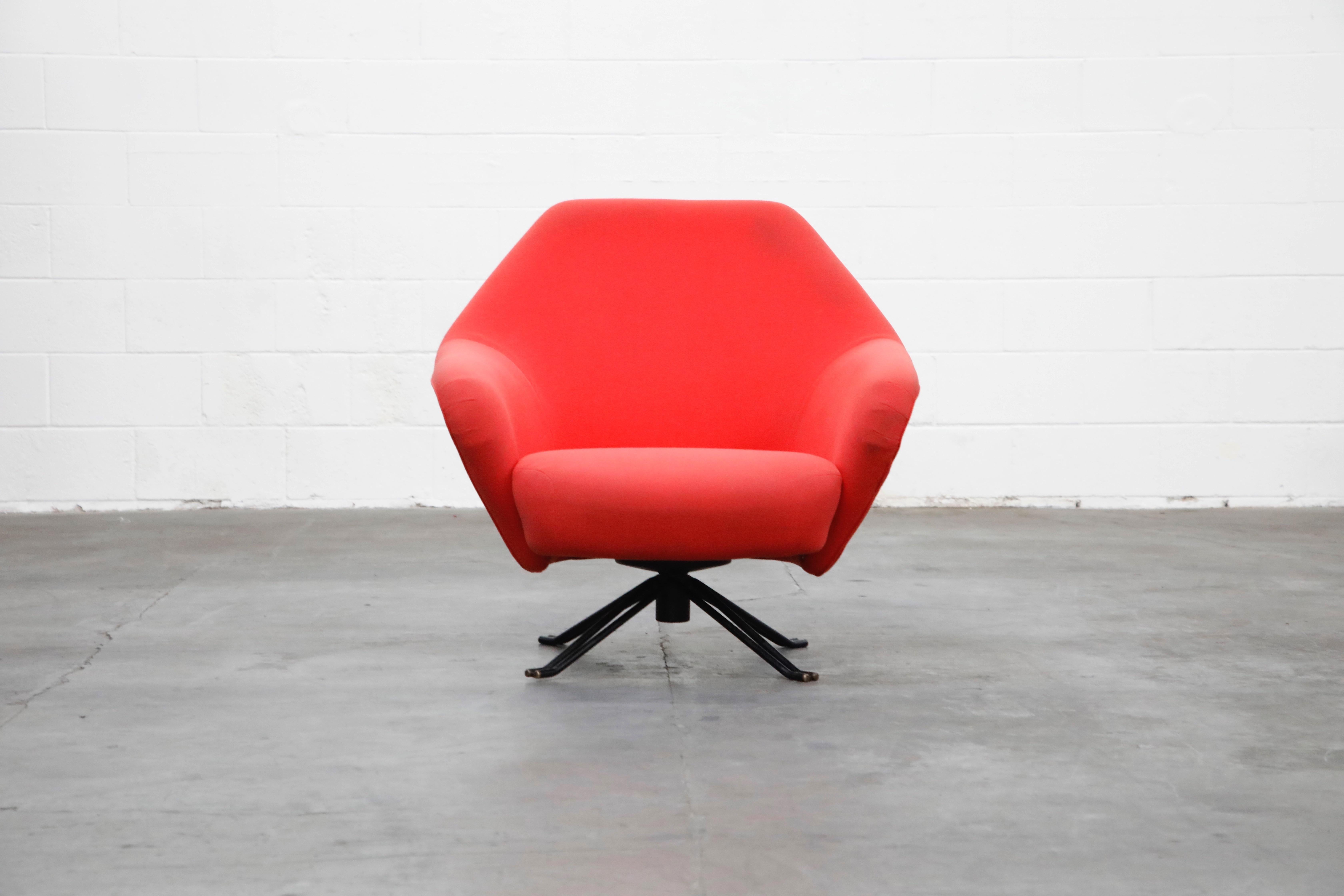 Such a collectible and rare piece of 1950s Italian design, this P32 Memory Swivel Armchair by Osvaldo Borsani for Tecno is in its original red felt wool fabric upholstery. Signed with a brass Techno emblem on the side of the chair. Great option for