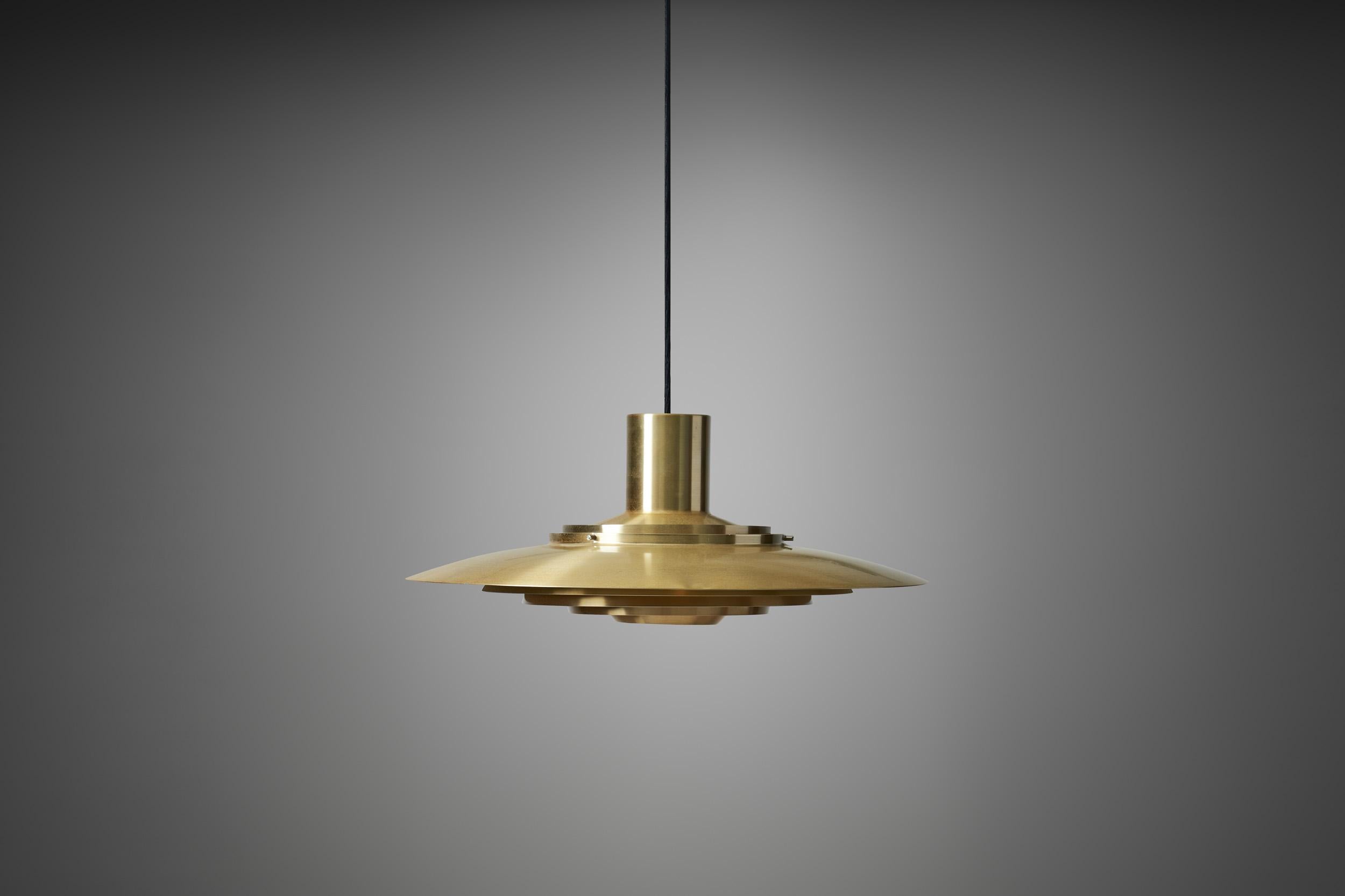 The two Danish designers, Preben Juhl Fabricius and Jørgen Kastholm agreed upon the design philosophy of “perfection, aesthetics and minimization”. Their most famous lighting design, the “P376 KF1” pendant light designed in 1963 is the physical