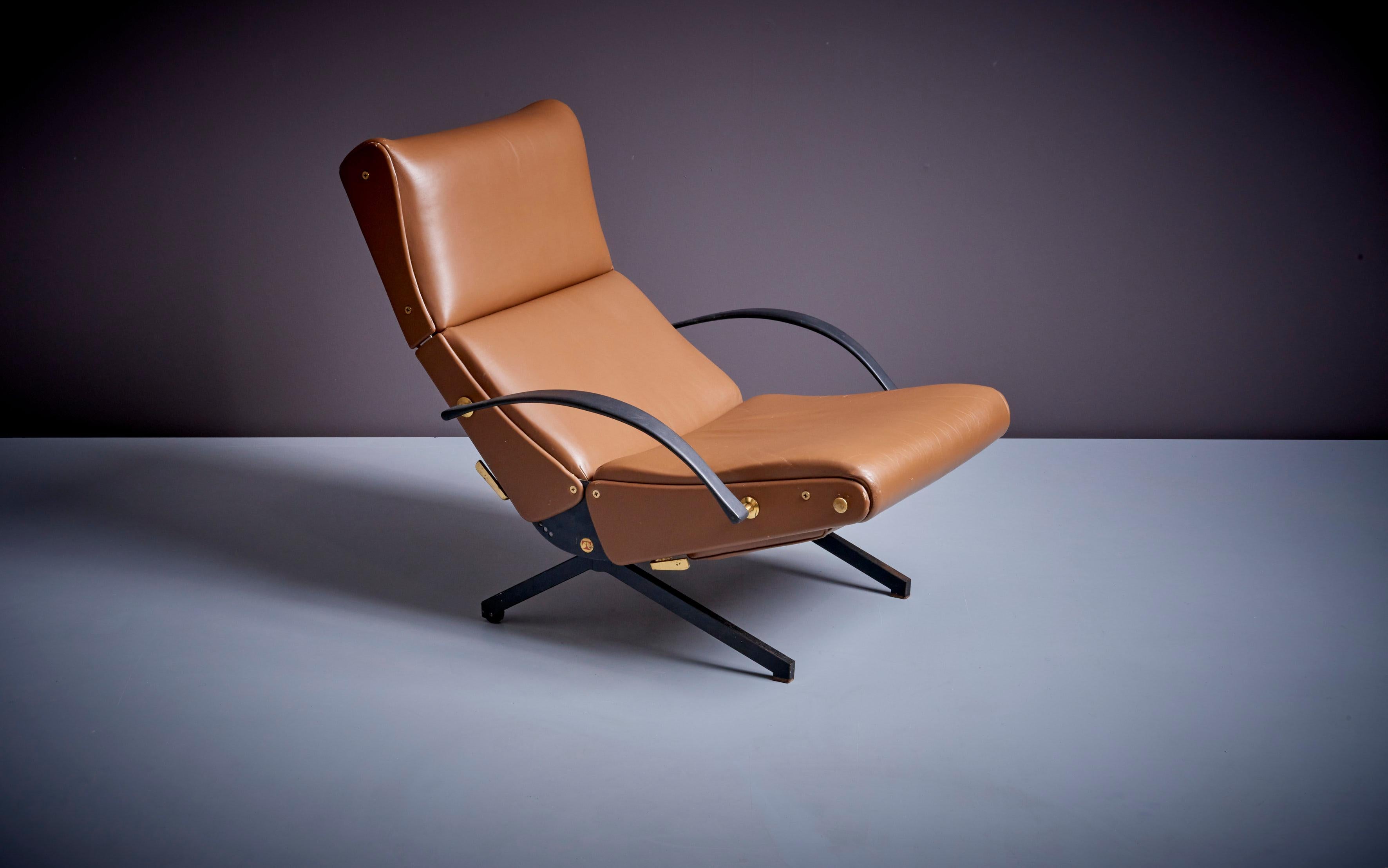 Osvaldo Borsani P40 chaise longue in thick brown leather with brass details and original rubber armrests. The chair is in very good condition.

