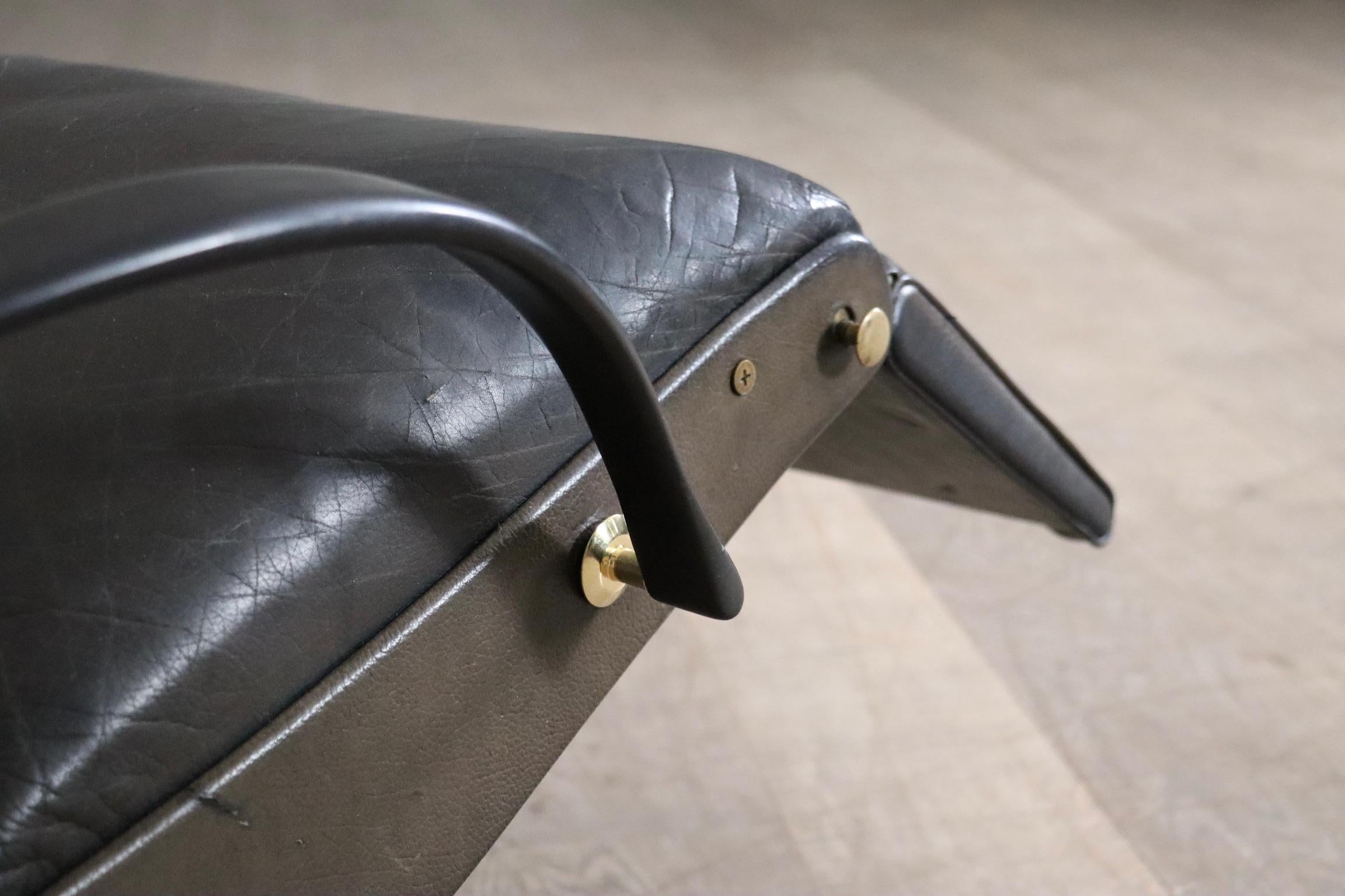 Stunning P40 lounge chair in original black/greenish leather by Osvaldo Borsani for Tecno, Italy 1960s.

Both comfortable as appealing is what this iconic design can be described as. The chair can be adjusted to one’s personal liking and needs: