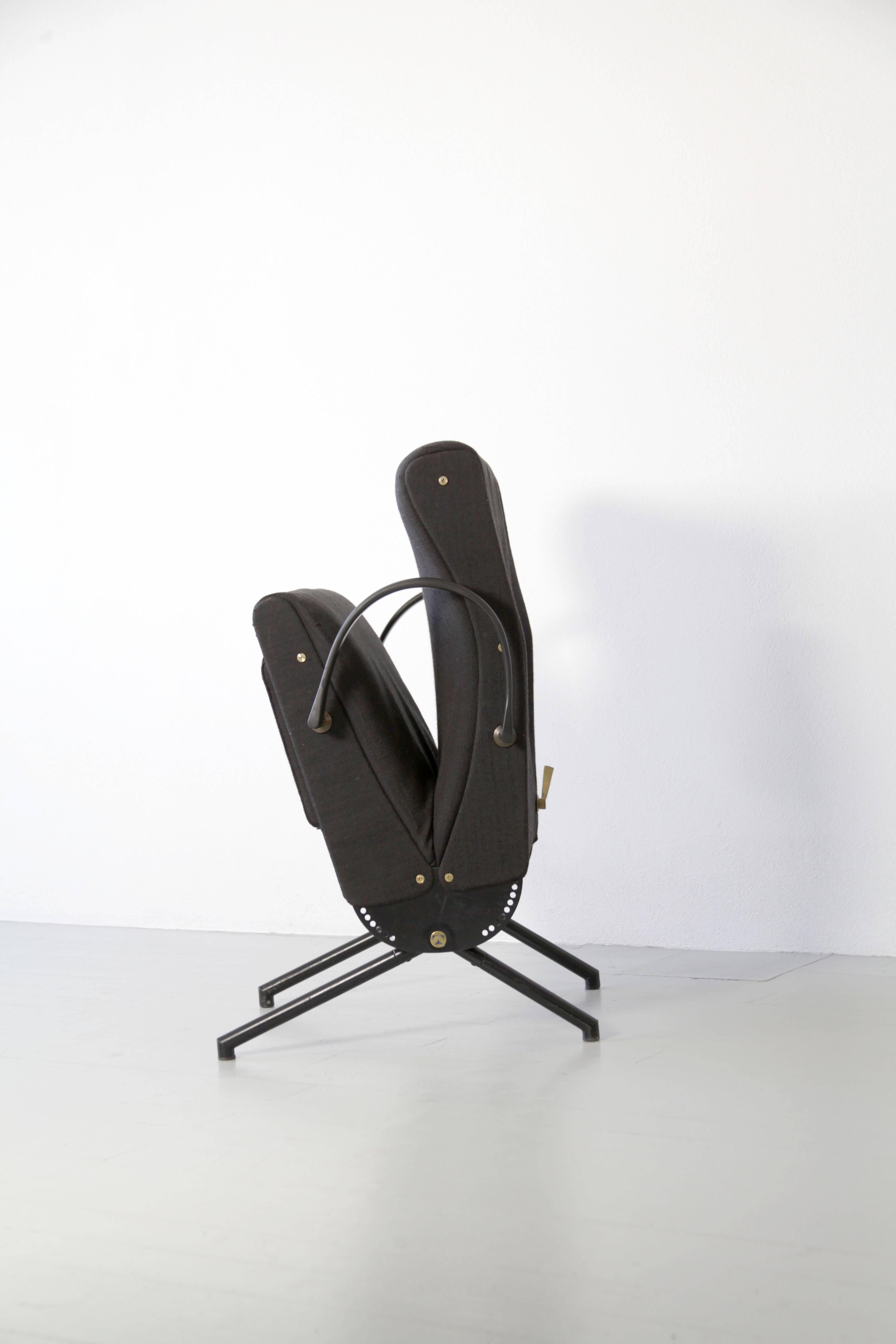 1st edition P40 armchair designed by Osvaldo Borsani in the 1950s and made by Tecno in Italy. The chair can be change into different positions. The seat, back and the footrest are adjustable separately from each other. The mechanisms are fully