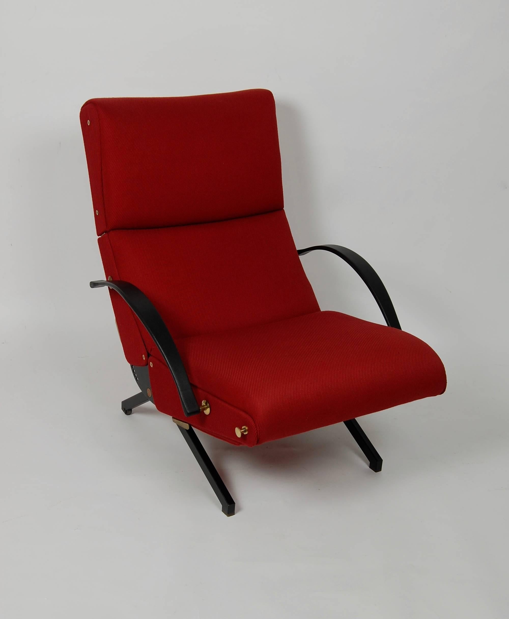 1960s production P40 Tecno lounge chair by Architect Osvaldo Borsani. A chair designed to be compact yet have many adjustments for lounging. The previous owner had it reupholstered in original Tecno fabric a number of years ago and has a light