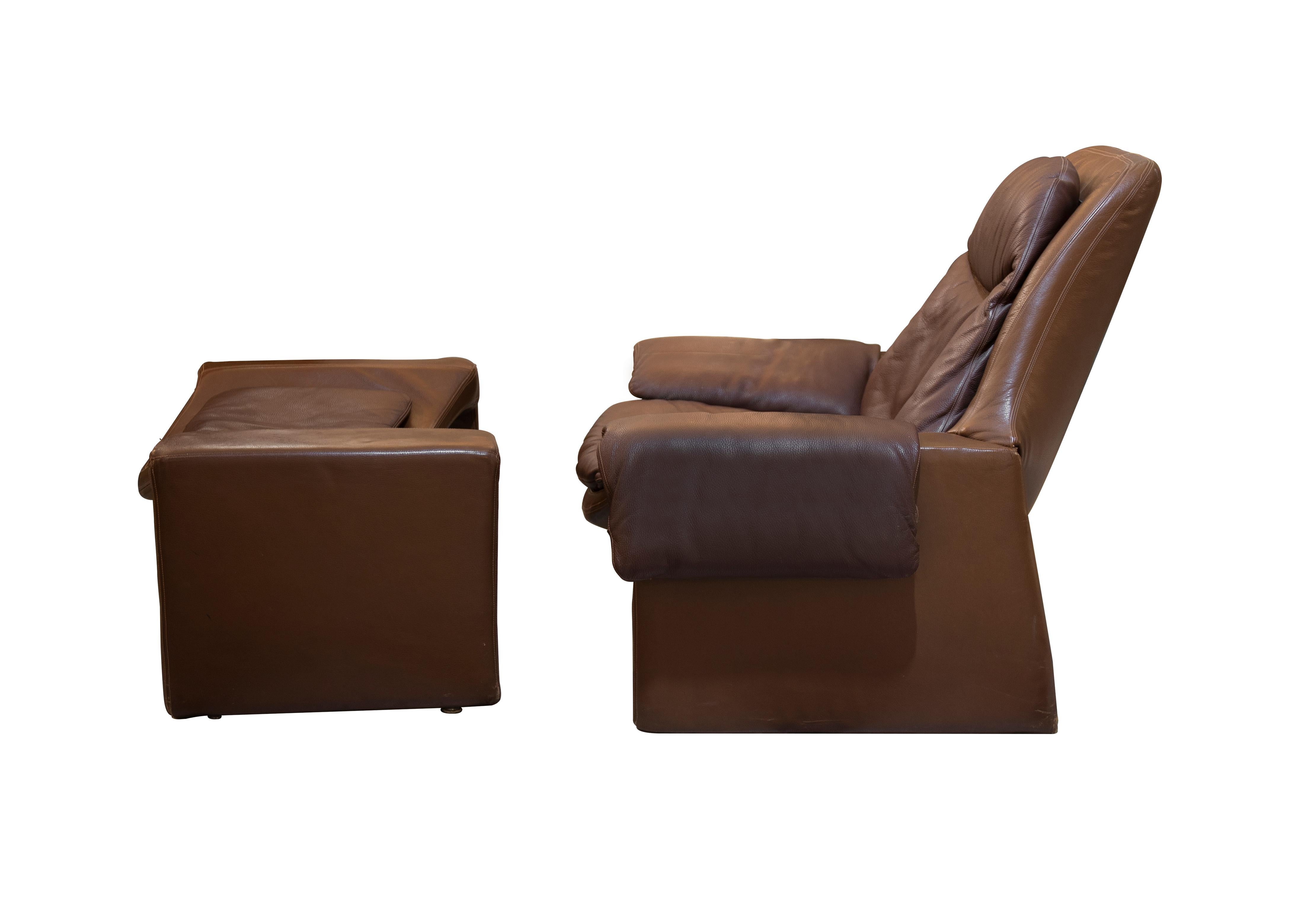 Vintage P60 Armchair and Footstool is a sophisticated piece of design furniture realized in the 1960s by Vittorio Introini (b.1935).

Created for Saporiti, made in Italy.

Wood and brown leather.

Very good conditions. 

This model P60
