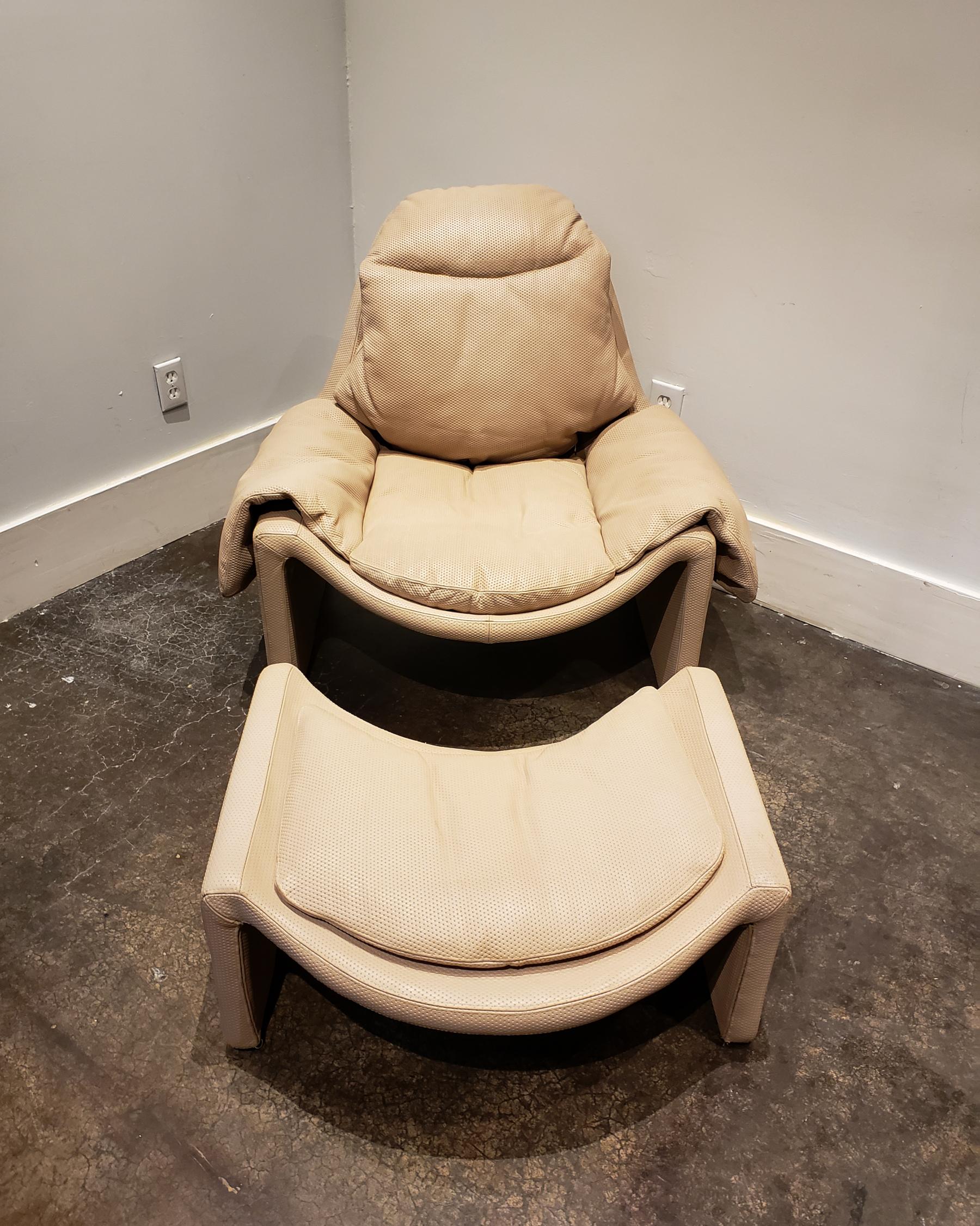 Saporiti lounge chair and ottoman designed by Vittorio Introini in the 1960s. This model hails from the 1980s and is covered in a comfortable textured synthetic leather in taupe. In very good condition with light signs of use. 

Chair dimensions: