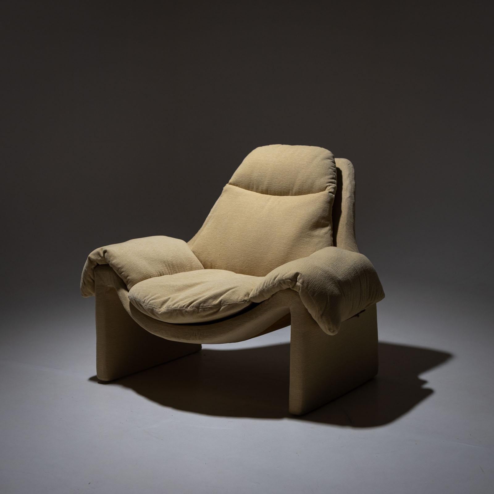 Chaise longue P60 avec revêtement beige. Le fauteuil a été conçu pour la première fois par Vittorio Introini pour Saporiti dans les années 1960. La couverture est en bon état.