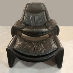'P60' Saporiti Black Leather Lounge Chair and Ottoman by Vittorio Introini