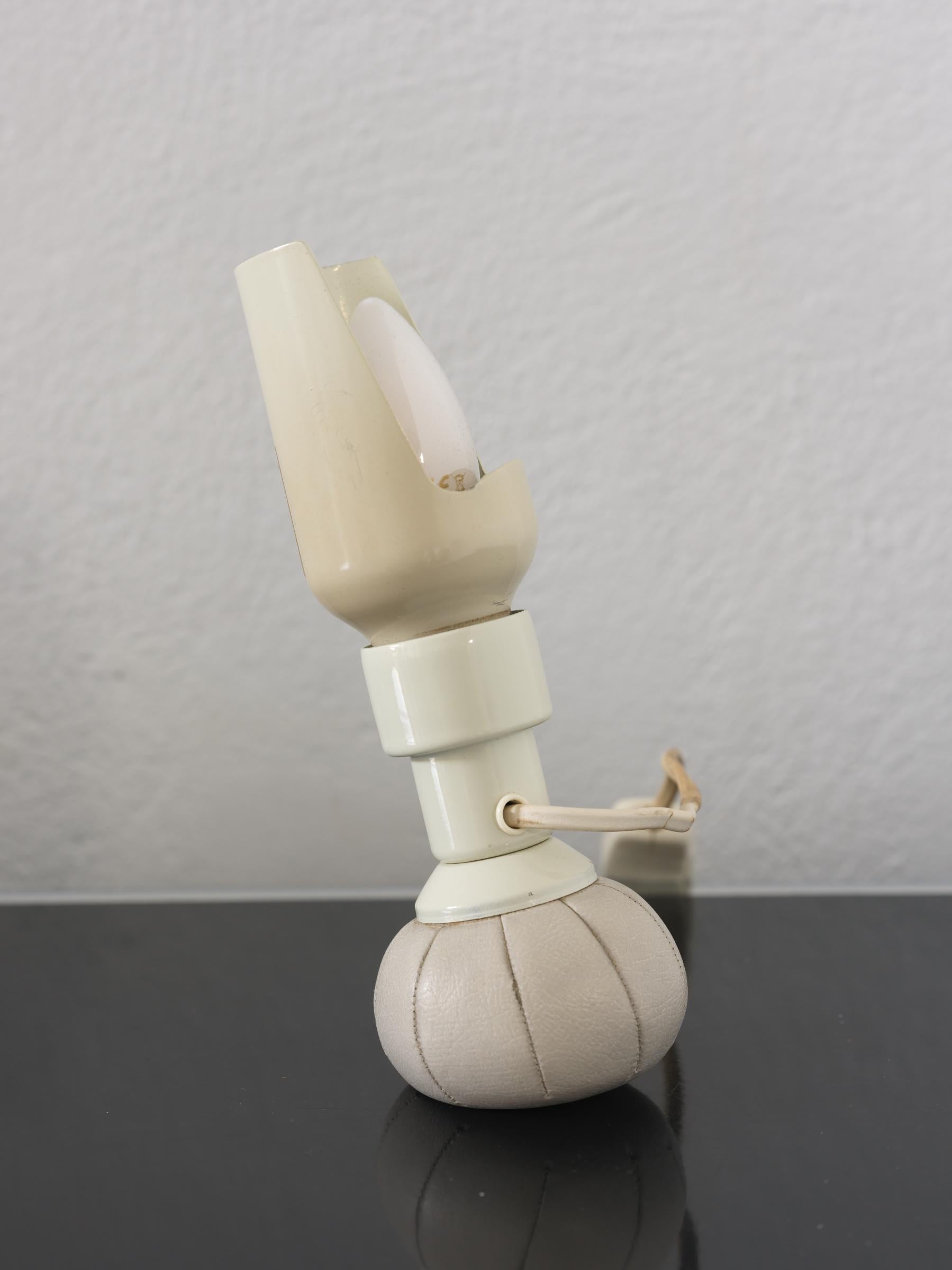 Precioso modelo P600 beige de Gino Scarfatti producido por Artleuce Milano periodo 1960/1969 perfectamente funcional completamente original con ligeros signos de antigüedad. 