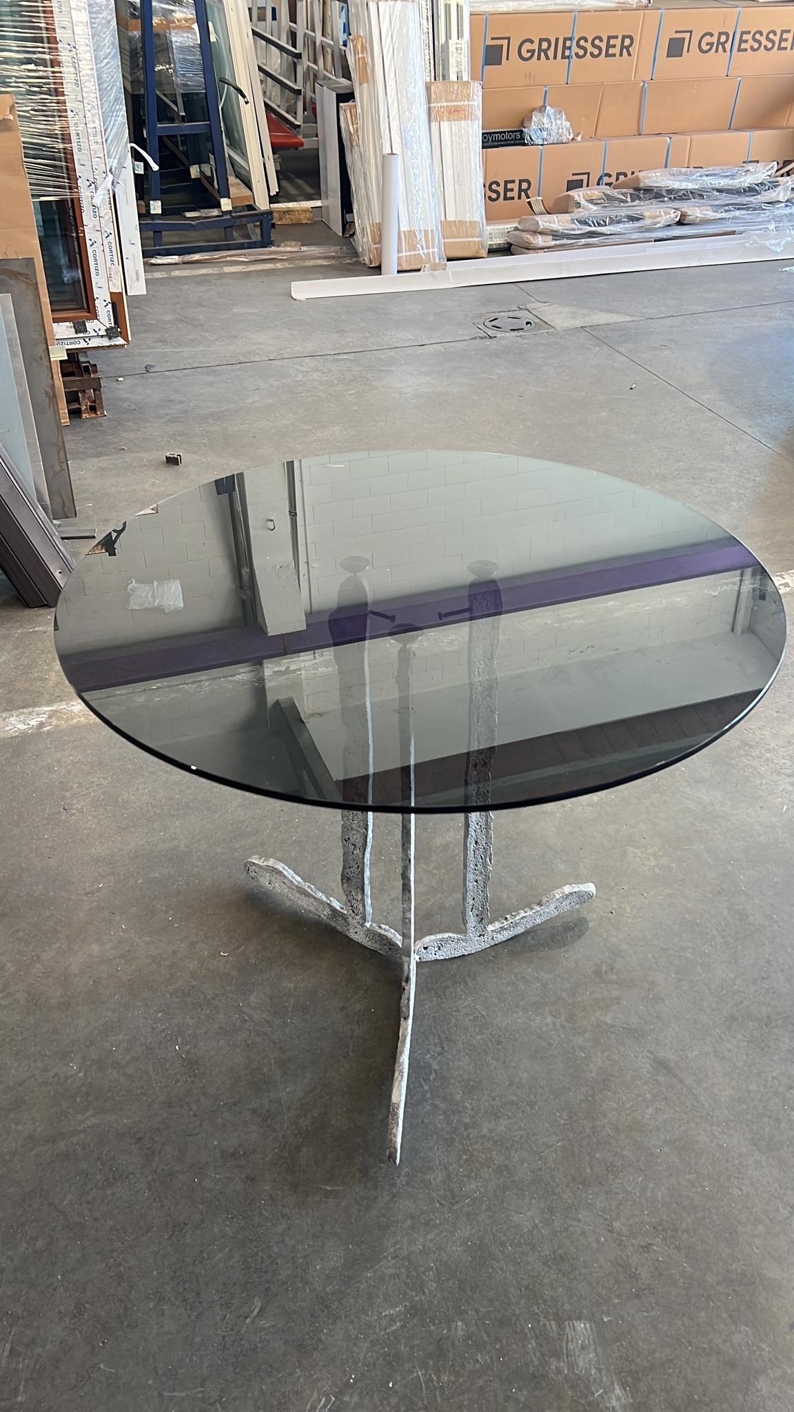 Table basse Andreu Carulla Studio
Dimensions : D 80 x H 75 cm.
MATERIAL : Verre, aluminium. 

Table basse/table d'appoint avec pieds en aluminium moulés à partir d'une véritable miche de pain, chaque pièce est unique. 

Avec pour objectifs la