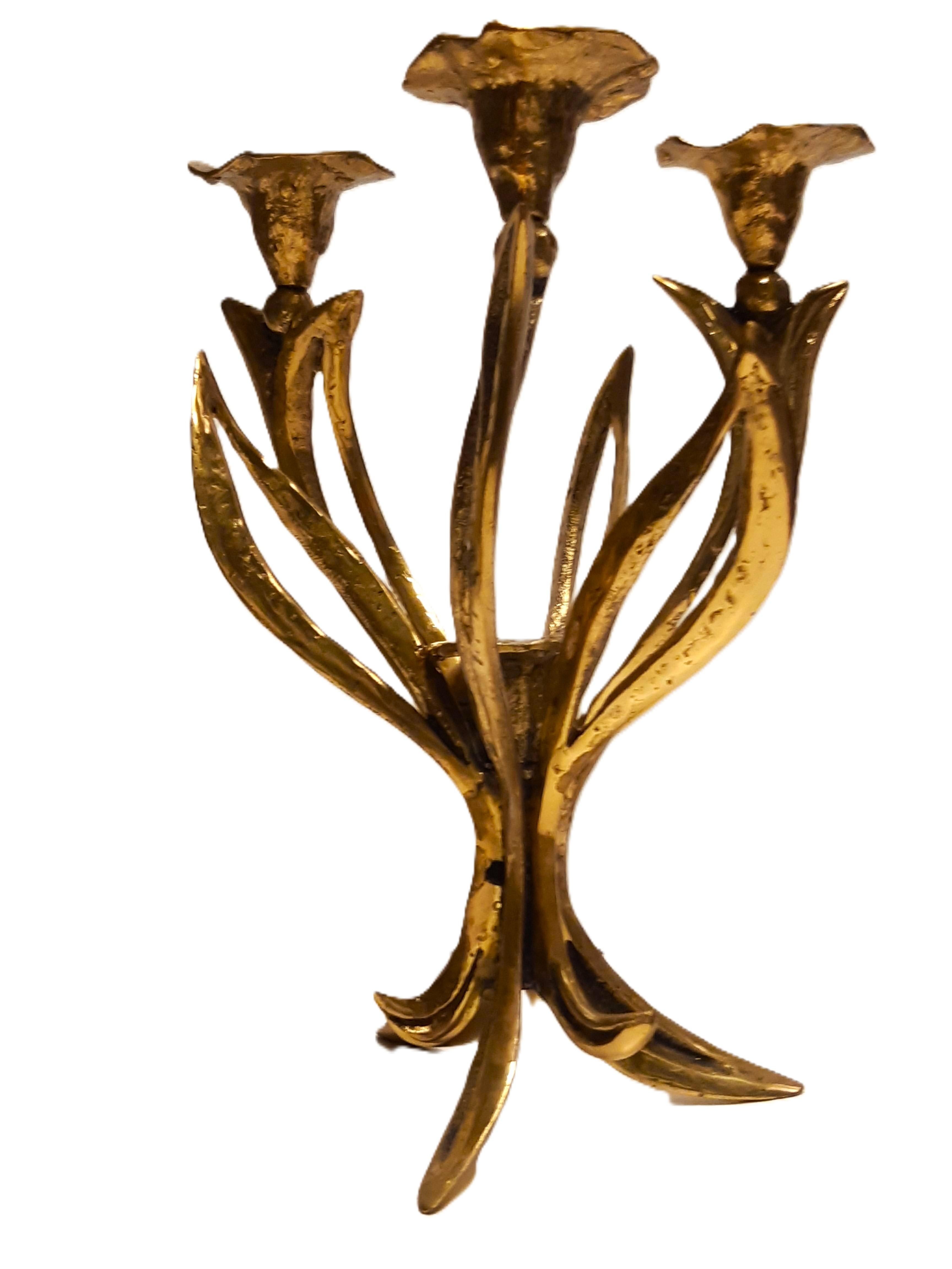 Ein seltenes Paar brutalistischer 4-flammiger Kerzenleuchter, floral gestaltet.  El diseño imita estilísticamente el Iris-Blumen o los Blätter.  Los elementos típicos de los estilos juveniles en el contexto del brutalismo han sido modificados y