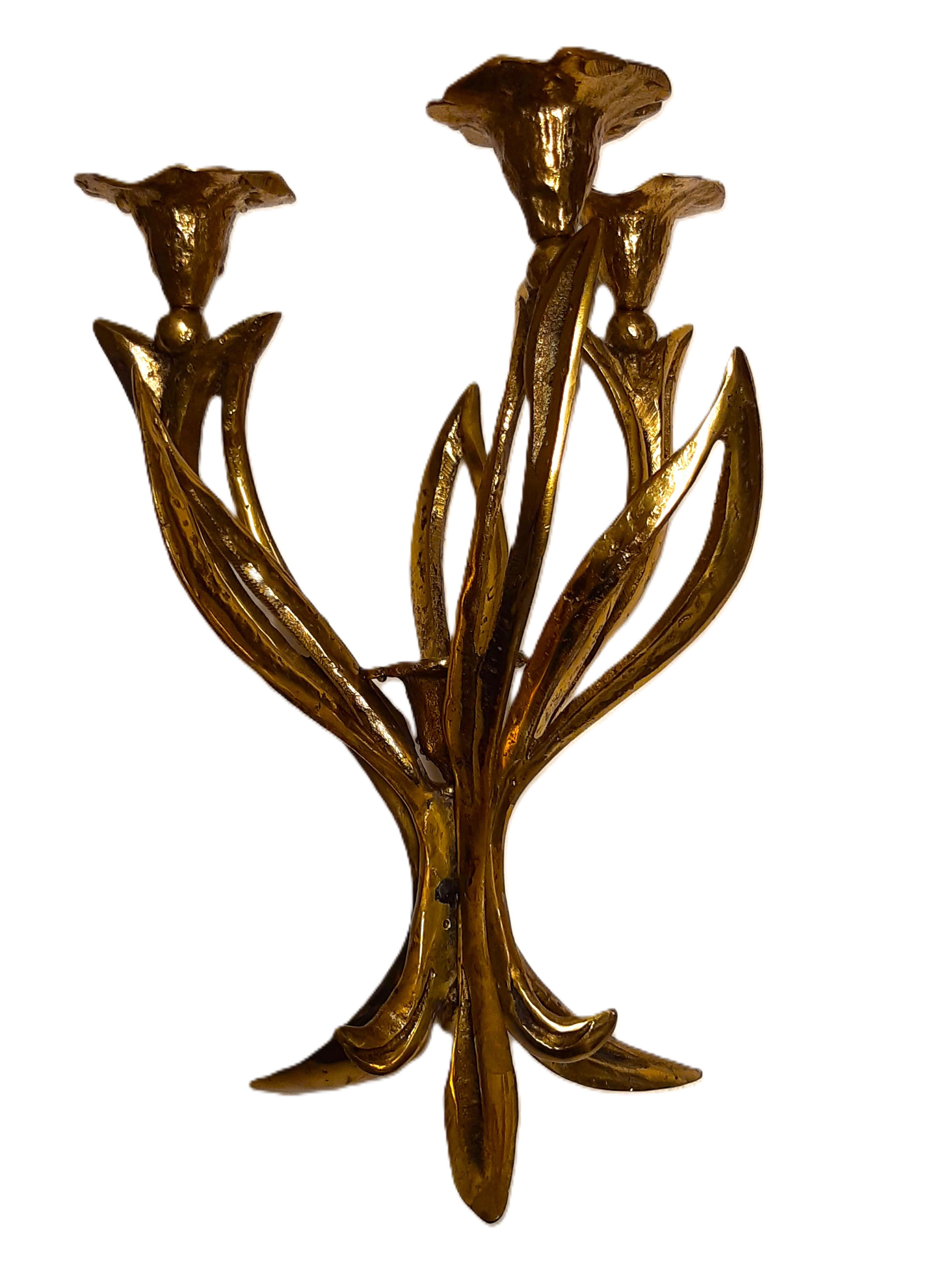 Par brutalistische Messing-Kerzenleuchter Alemán en venta