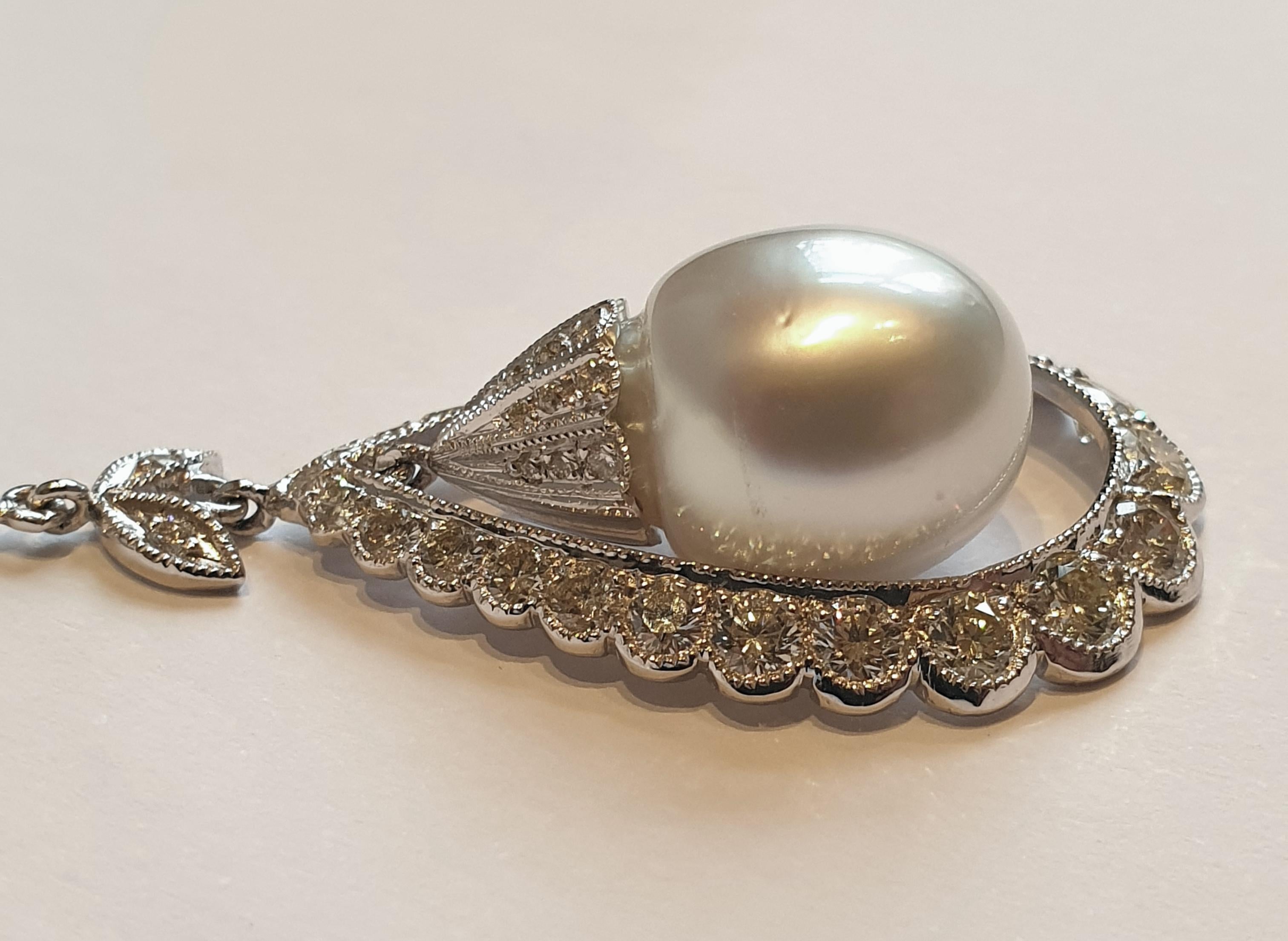 Art déco Pendants d'oreilles en or blanc avec perles et diamants en vente