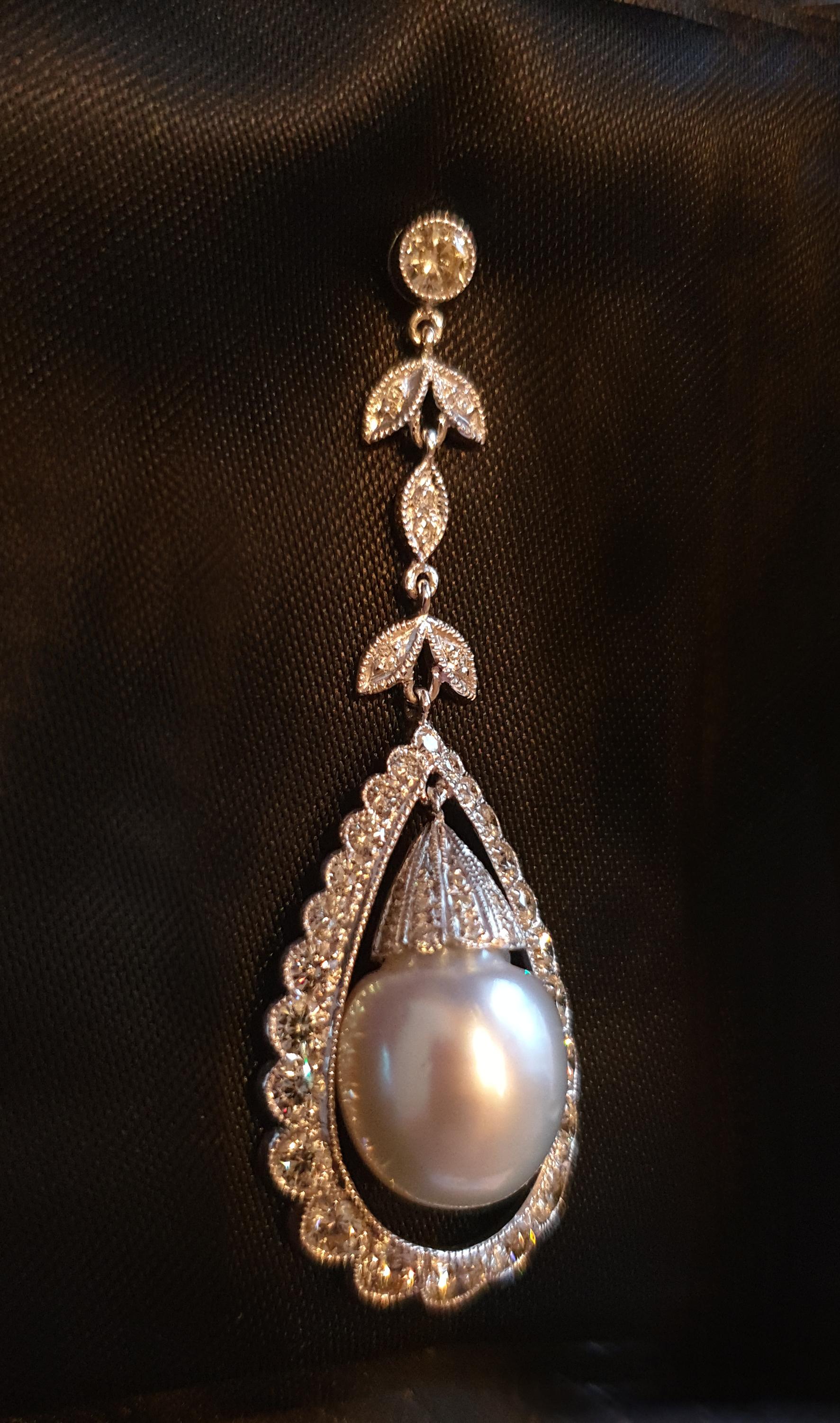 Taille brillant Pendants d'oreilles en or blanc avec perles et diamants en vente