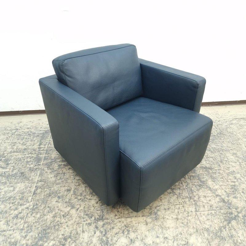 Paar Walter Knoll “Nelson” Armlehnstühle – Blau, Sehr Guter Zustand

Veredeln Sie Ihr Interieur mit diesem eleganten Doppelpack von Walter Knoll Nelson Armlehnstühlen in tiefem Blau. Die Stühle stammen aus der renommierten Nelson-Linie, die