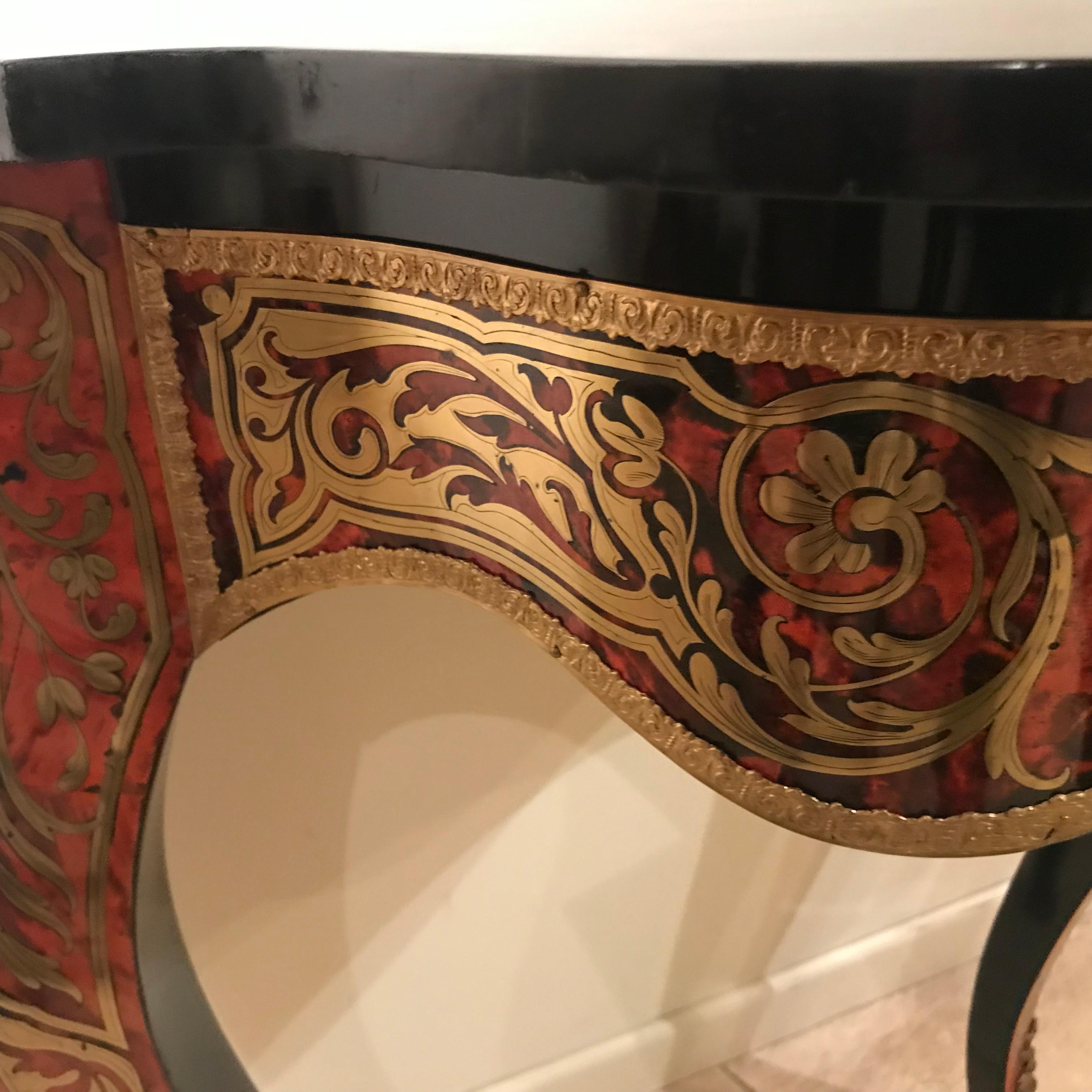 Paar Wand-Konsol-Tische, Boulle-Technik mit Messingintarsien, feuervergoldeten Bronzen, Frankreich, Napoleon III, 1852-73

Alte Restaurierung

H 77  cm, B 66 cm, T 34 cm