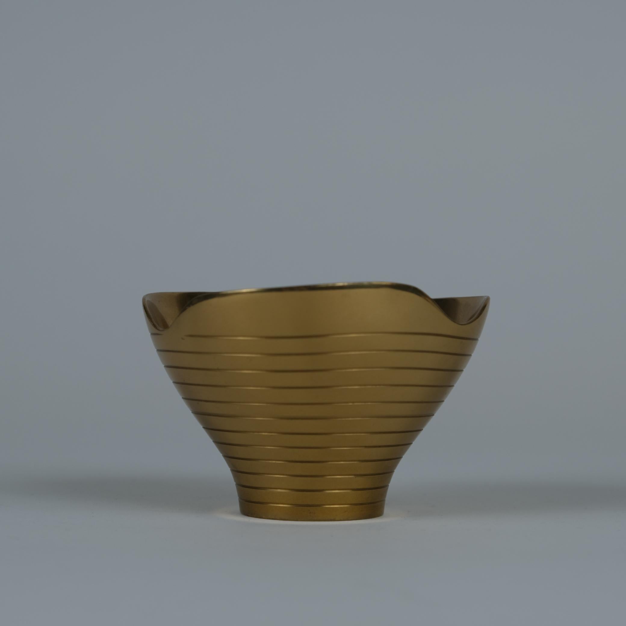 Scandinavian Modern Paavo & Helena Tynell Cast Brass Bowl Model no. 4, Taito 1940s For Sale