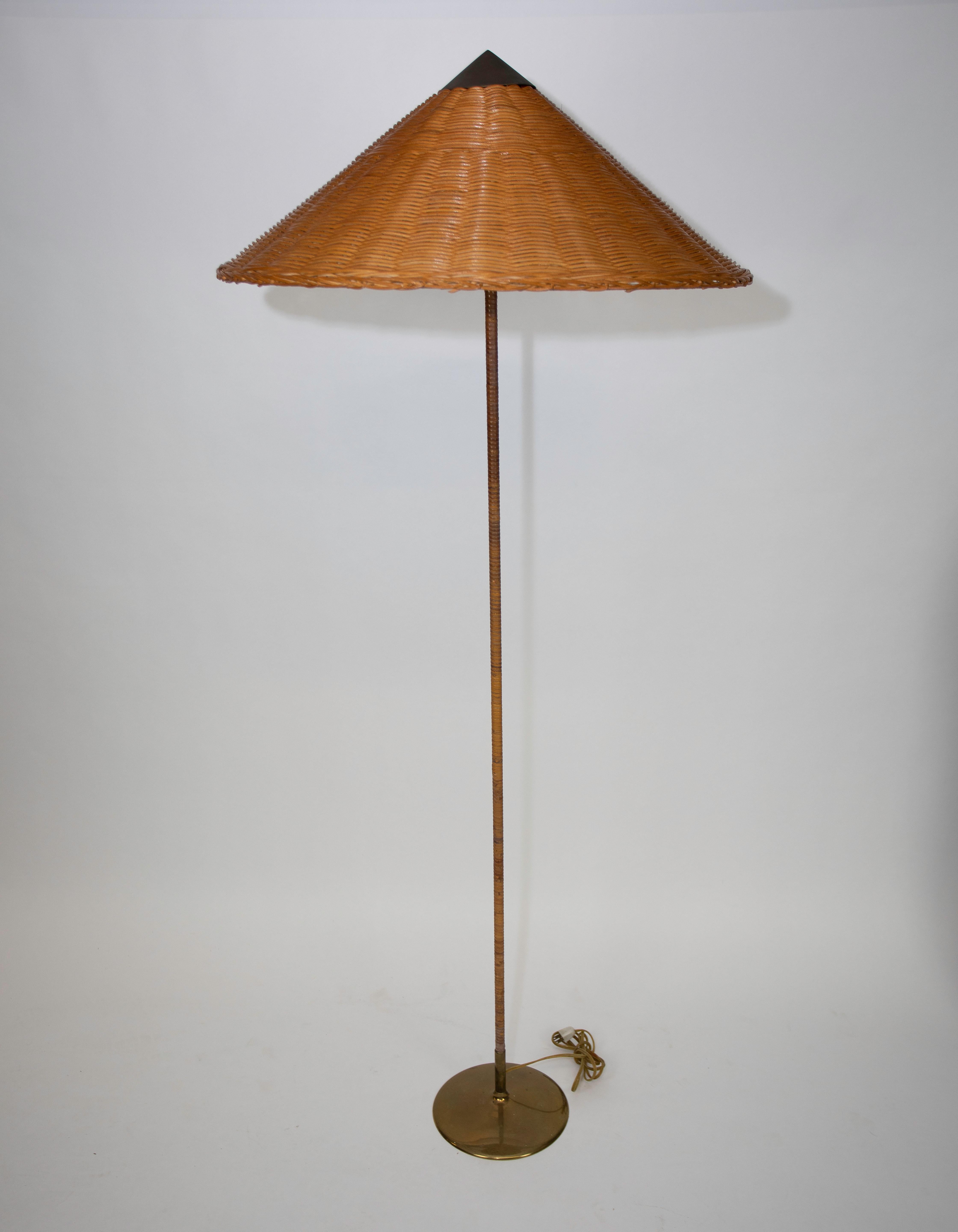 Paavo Tynell Floor lamp
From the original production C. 1950
Original Surface to the brass
Shade is a new reproduction of the original
Stamped Taito Oy 