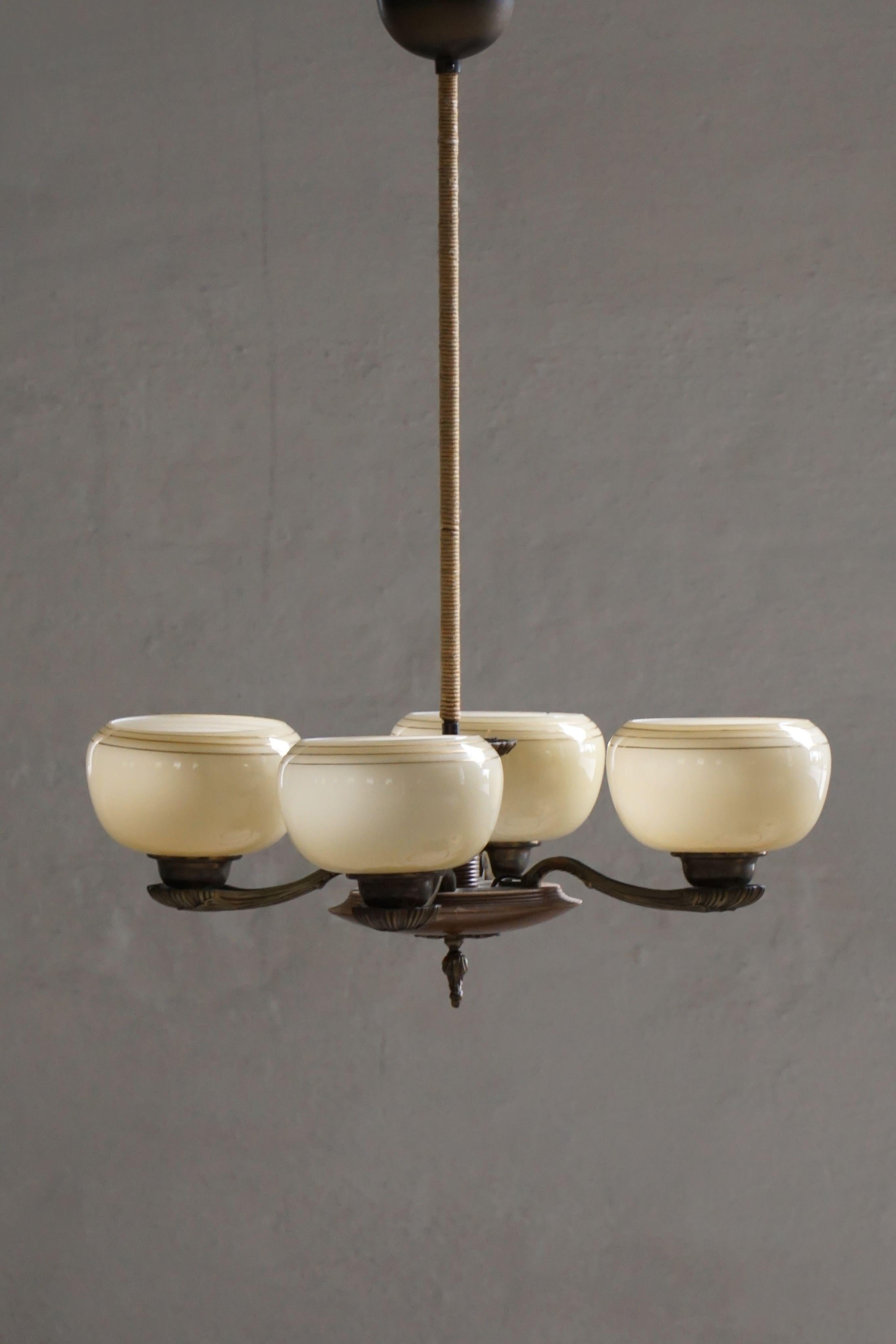 Lampadario '1376' di Paavo Tynell per Taito in ottone e vetro, Finlandia, anni '30 in vendita 8