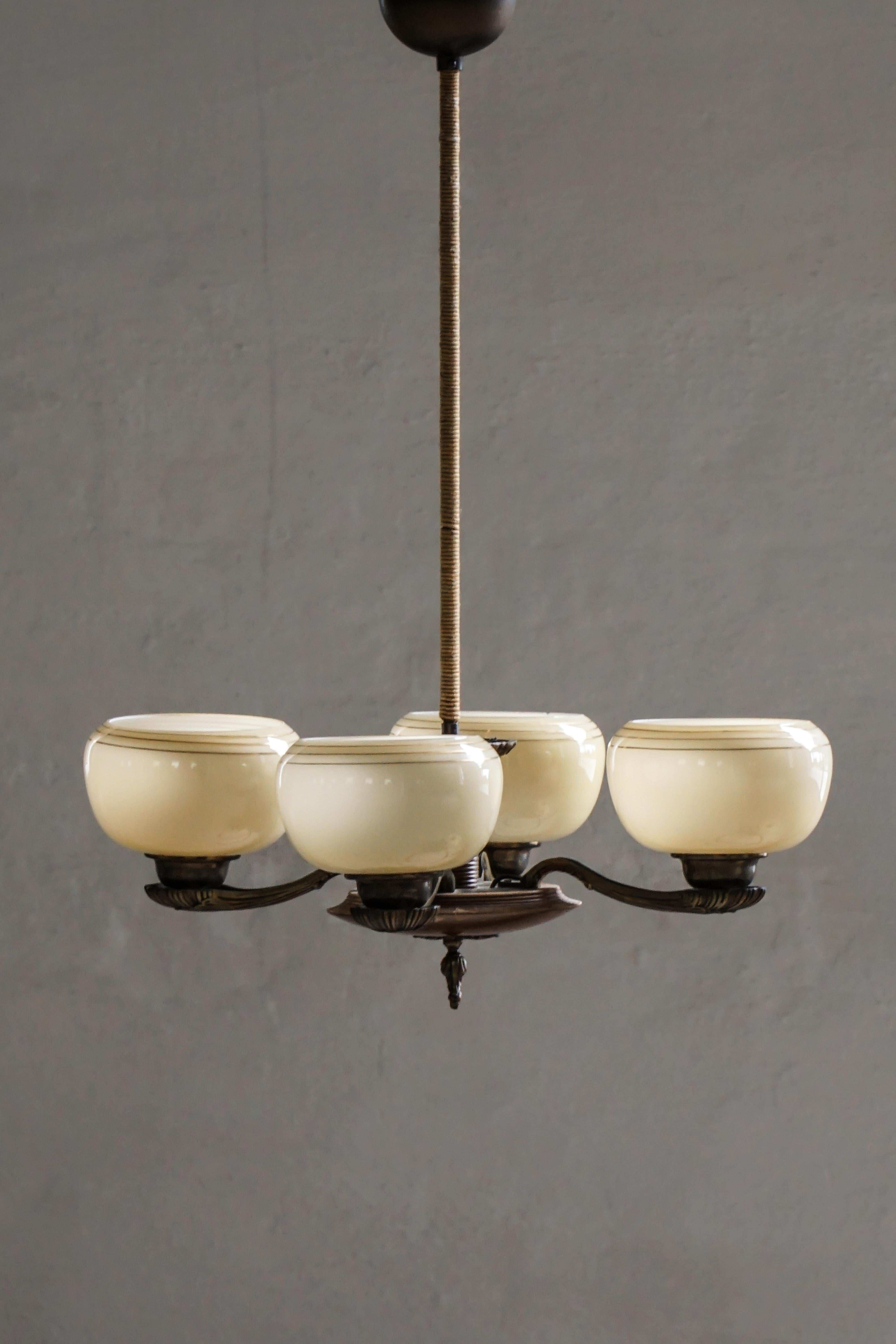 Art Déco Lampadario '1376' di Paavo Tynell per Taito in ottone e vetro, Finlandia, anni '30 in vendita
