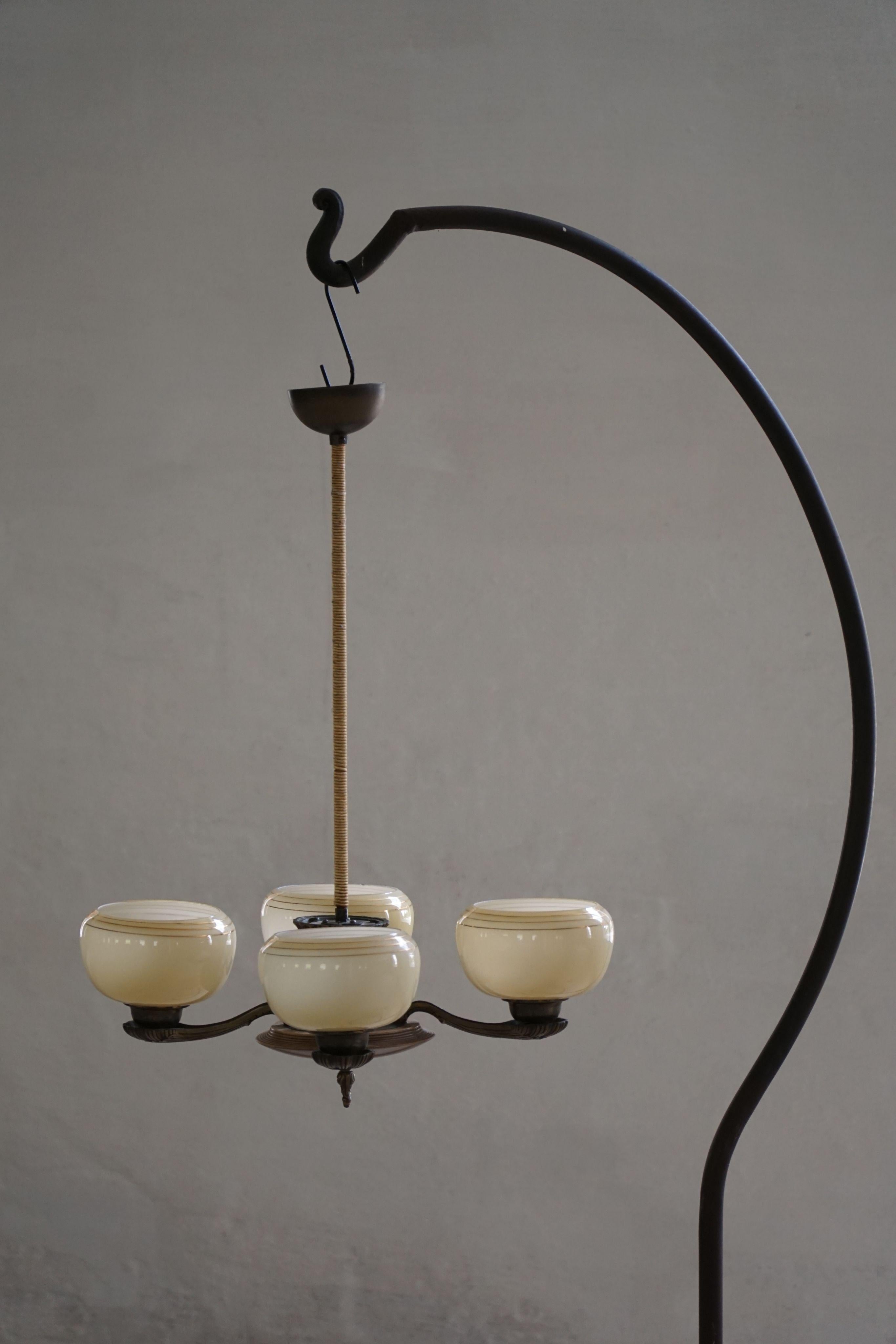 Finlandese Lampadario '1376' di Paavo Tynell per Taito in ottone e vetro, Finlandia, anni '30 in vendita