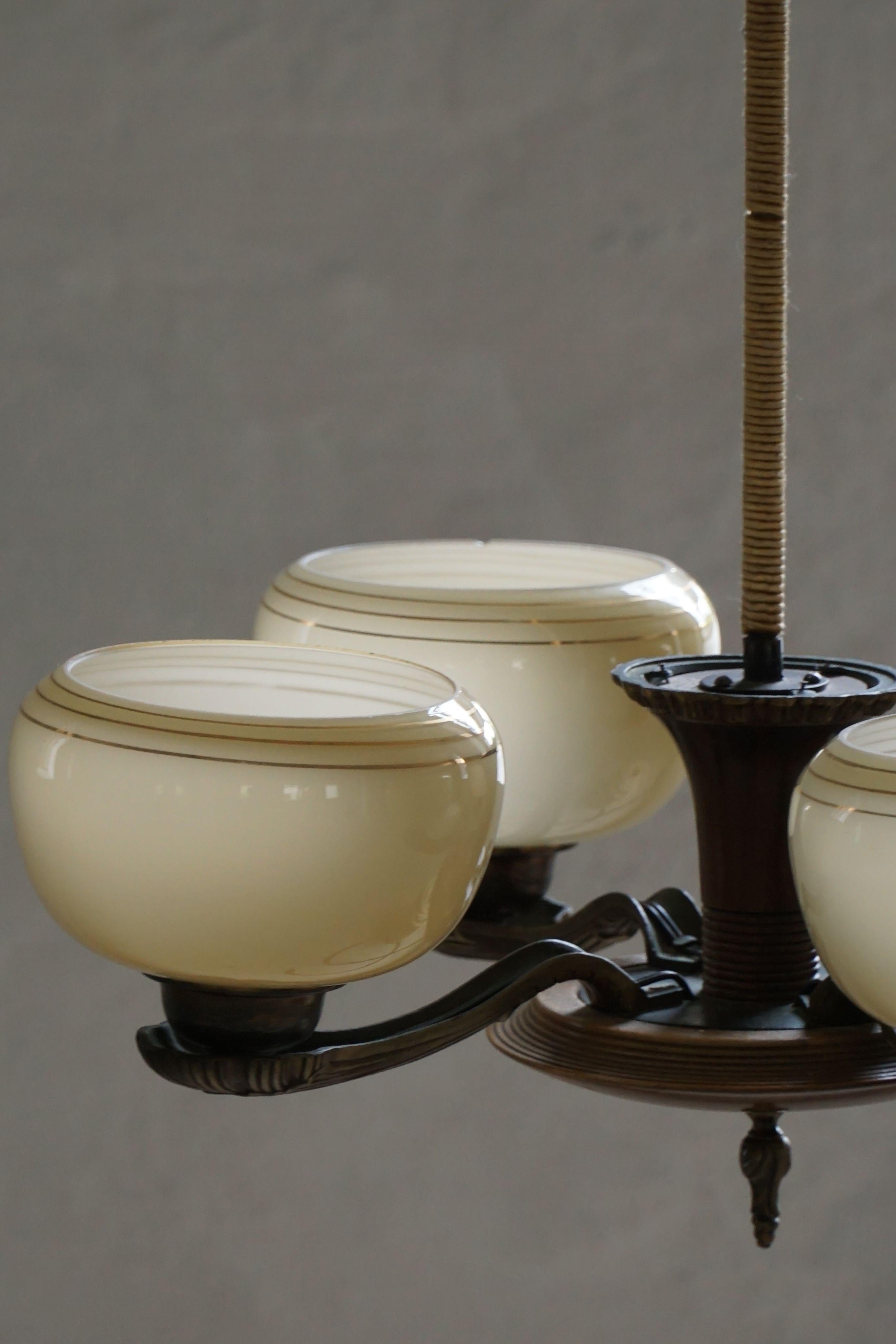 XX secolo Lampadario '1376' di Paavo Tynell per Taito in ottone e vetro, Finlandia, anni '30 in vendita