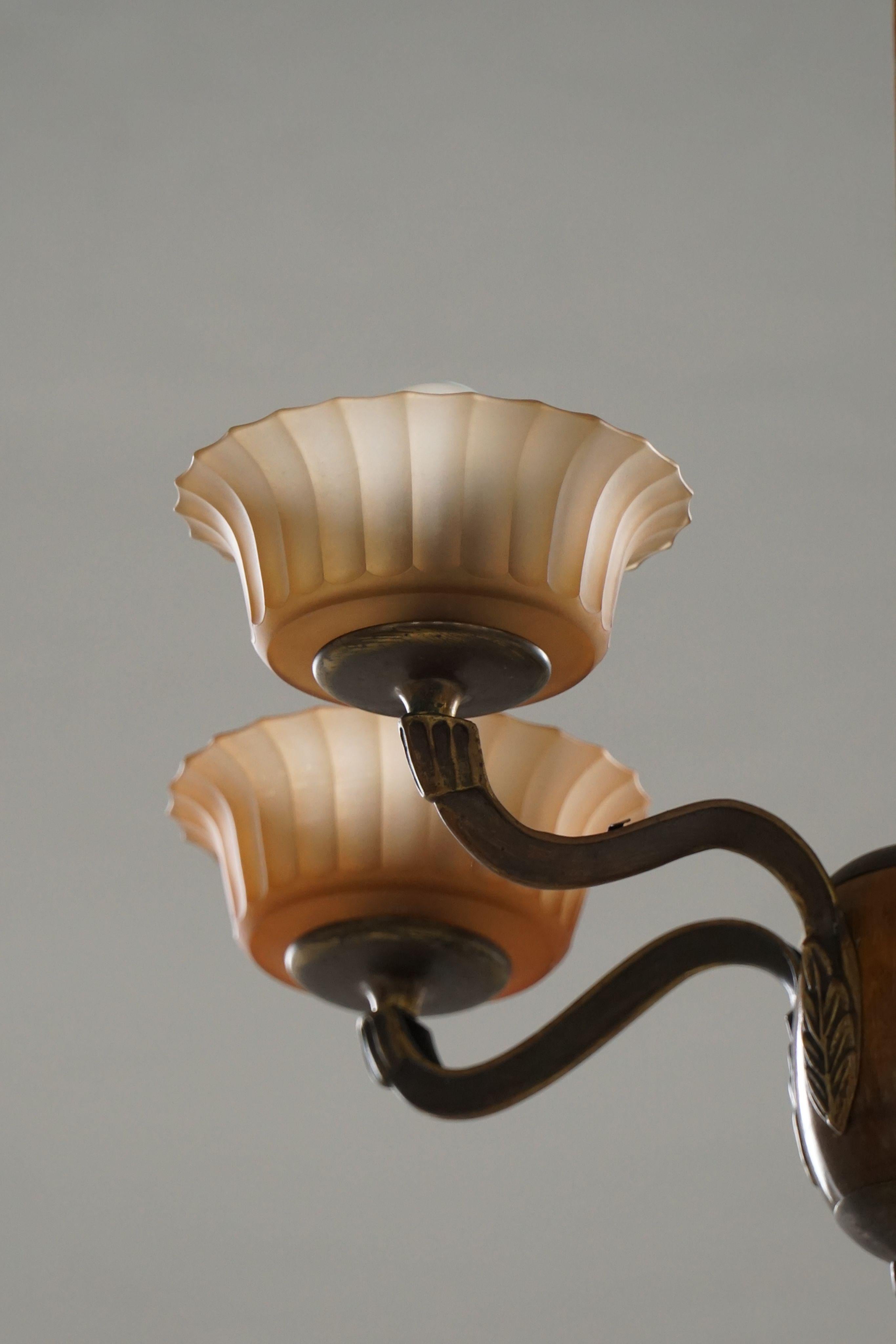Araña Paavo Tynell '1383/5' de latón, madera y cristal ámbar para Taito, años 30 en venta 3
