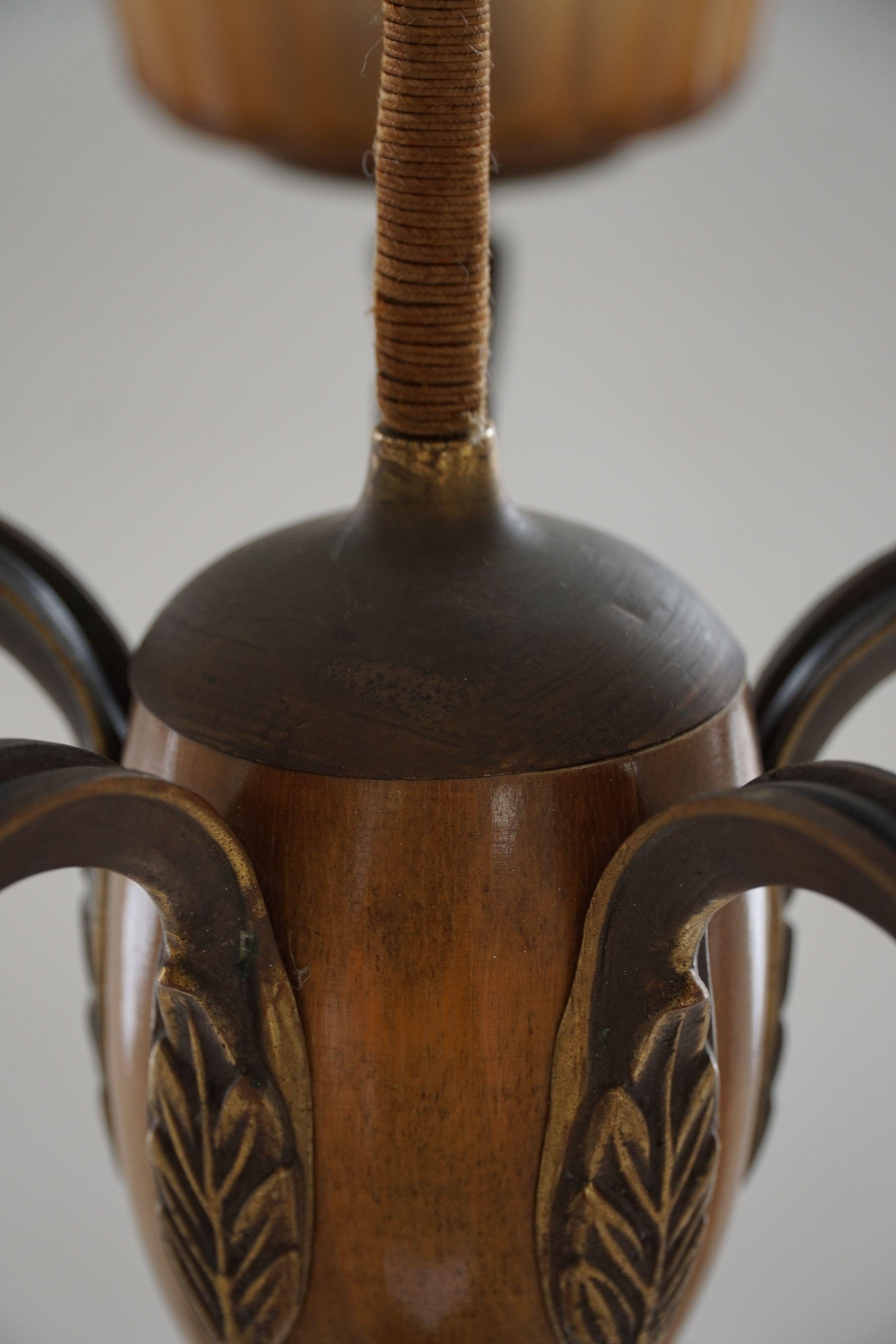 Araña Paavo Tynell '1383/5' de latón, madera y cristal ámbar para Taito, años 30 en venta 4
